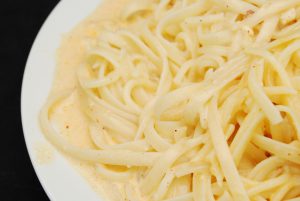 Linguine und Spaghetti mit Obatzter-Sauce mit Chili