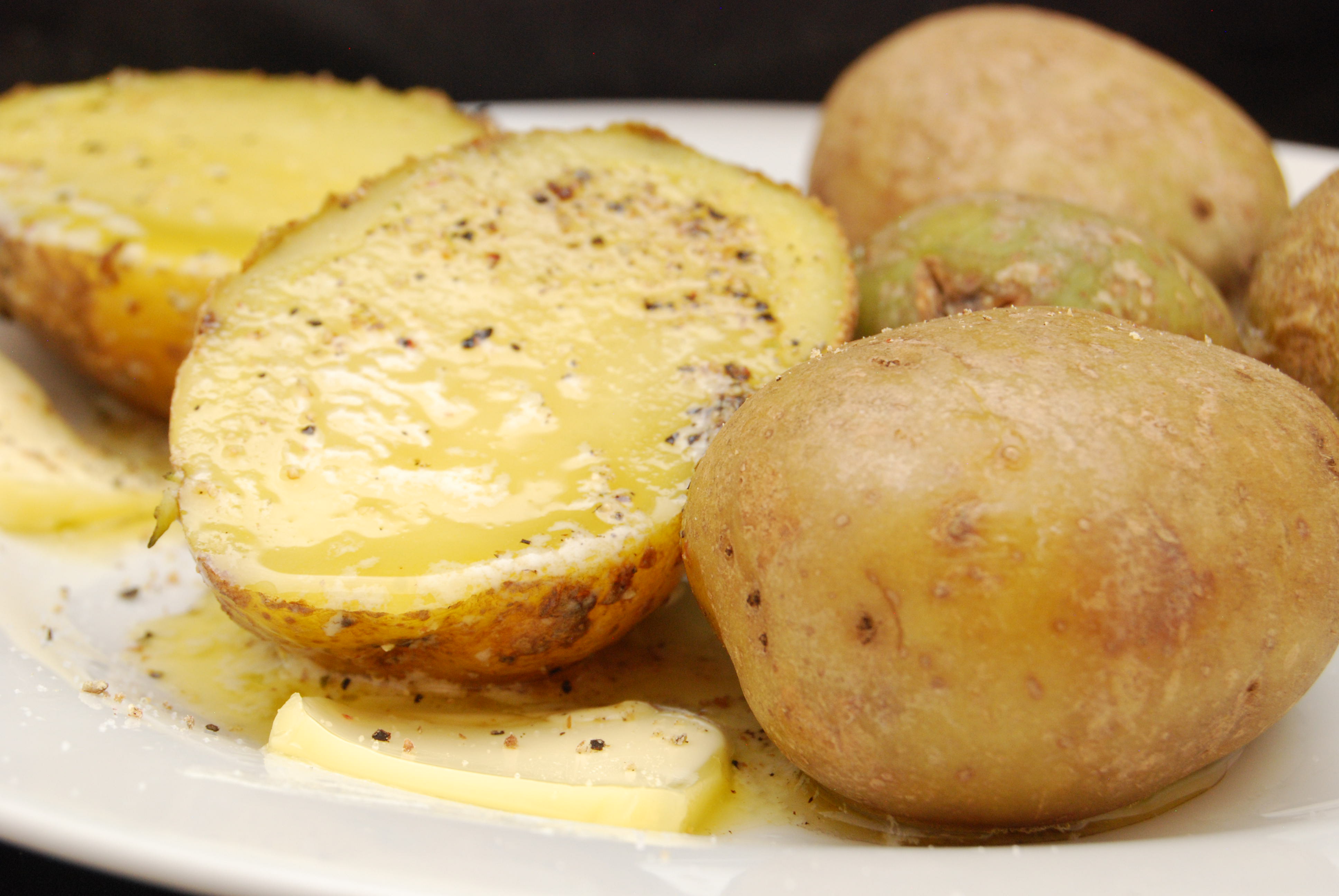 Pellkartoffeln mit Butter und Salz - Nudelheissundhos