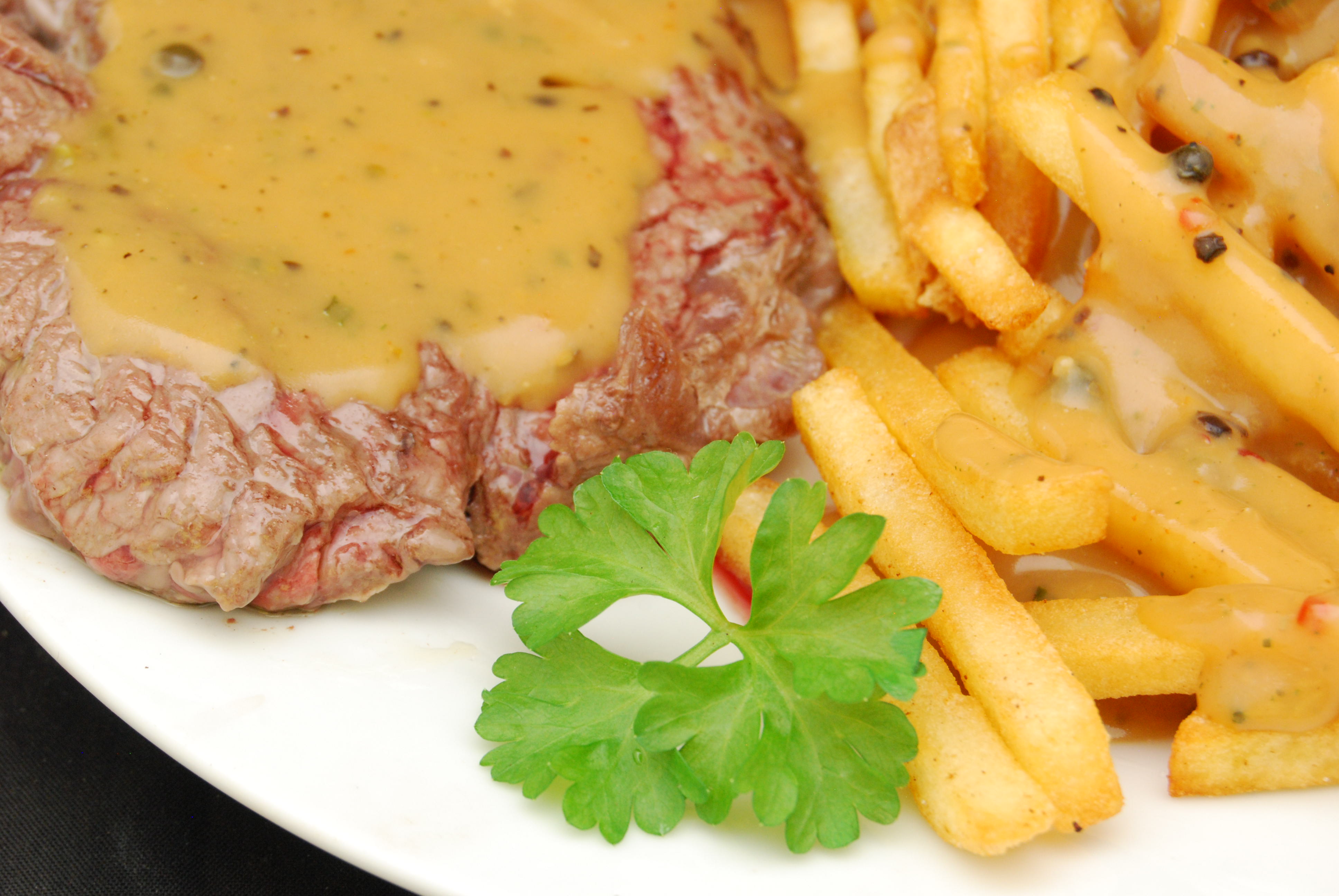 Entrecôte mit 4-Pfeffer-Sauce und Pommes frites - Nudelheissundhos