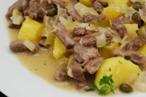 Saueres Kronfleisch mit Petersilien-Kartoffeln
