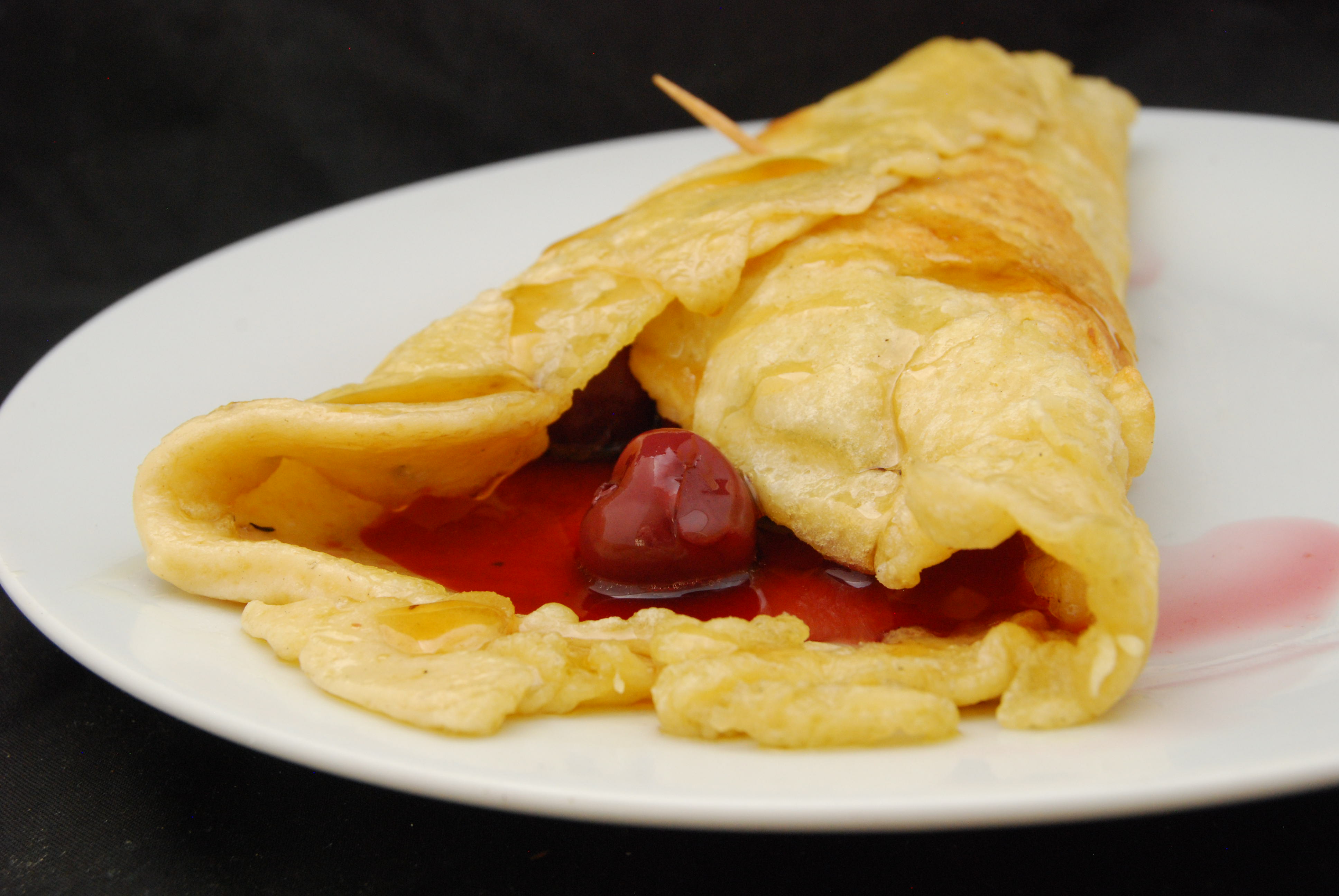 Pfannkuchen mit Sauerkirsch-Füllung - Nudelheissundhos