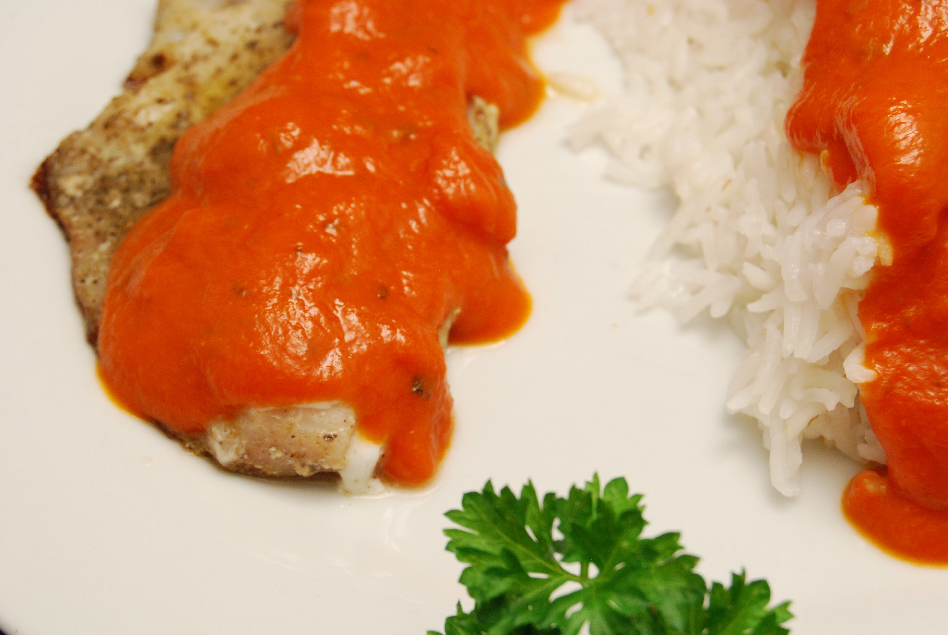 Seelachsfilet mit Basmatrireis in Tomaten-Sahne-Sauce - Nudelheissundhos