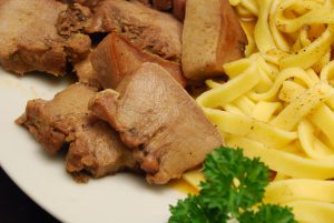 Schweinzunge mit Bandnudeln in Weißwein-Sauce