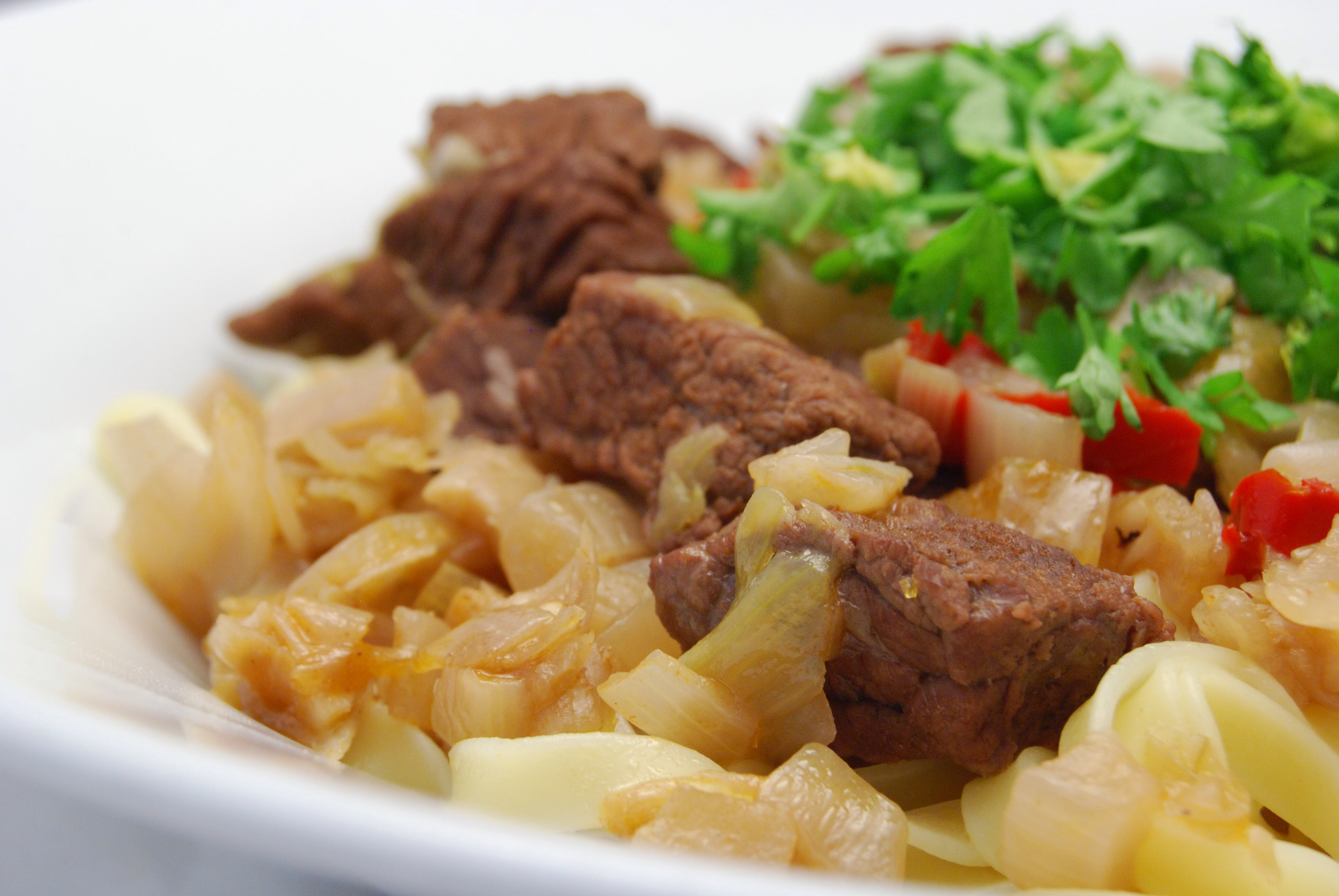 Zwiebel-Gulasch mit Tagliatelle - Nudelheissundhos