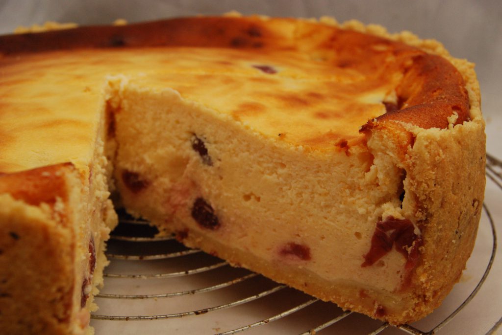 Feiner Käsekuchen mit Sauerkirschen - Nudelheissundhos