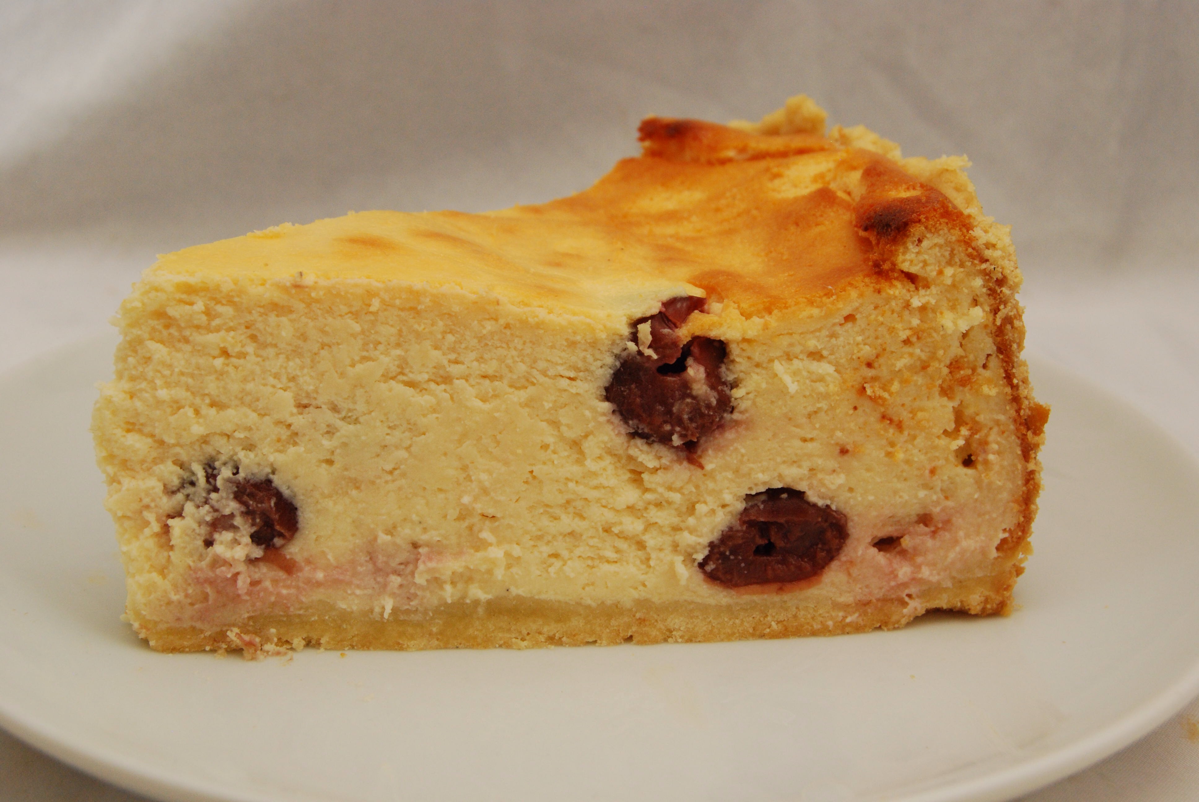 Feiner Käsekuchen mit Sauerkirschen - Nudelheissundhos