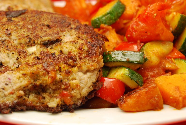 Bratwurst-Frikadellen mit mediterranem Gemüse - Nudelheissundhos Bratwurst-Frikadellen mit mediterranem Gemüse - Nudelheissundhos