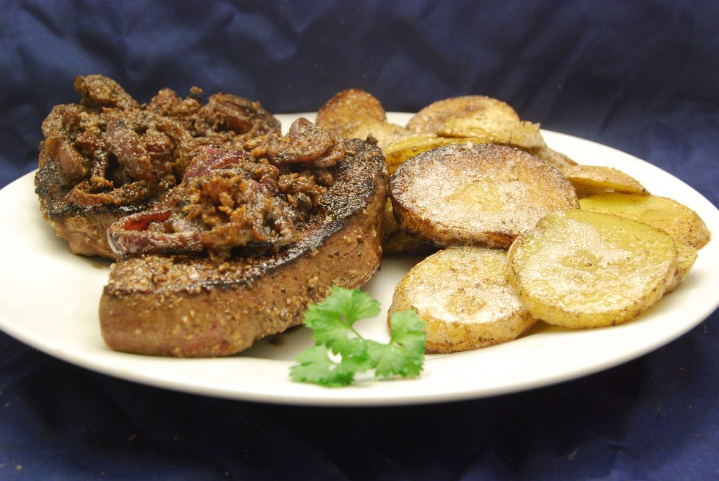 Gebratene Leber mit Röstzwiebeln und Bratkartoffeln - Nudelheissundhos