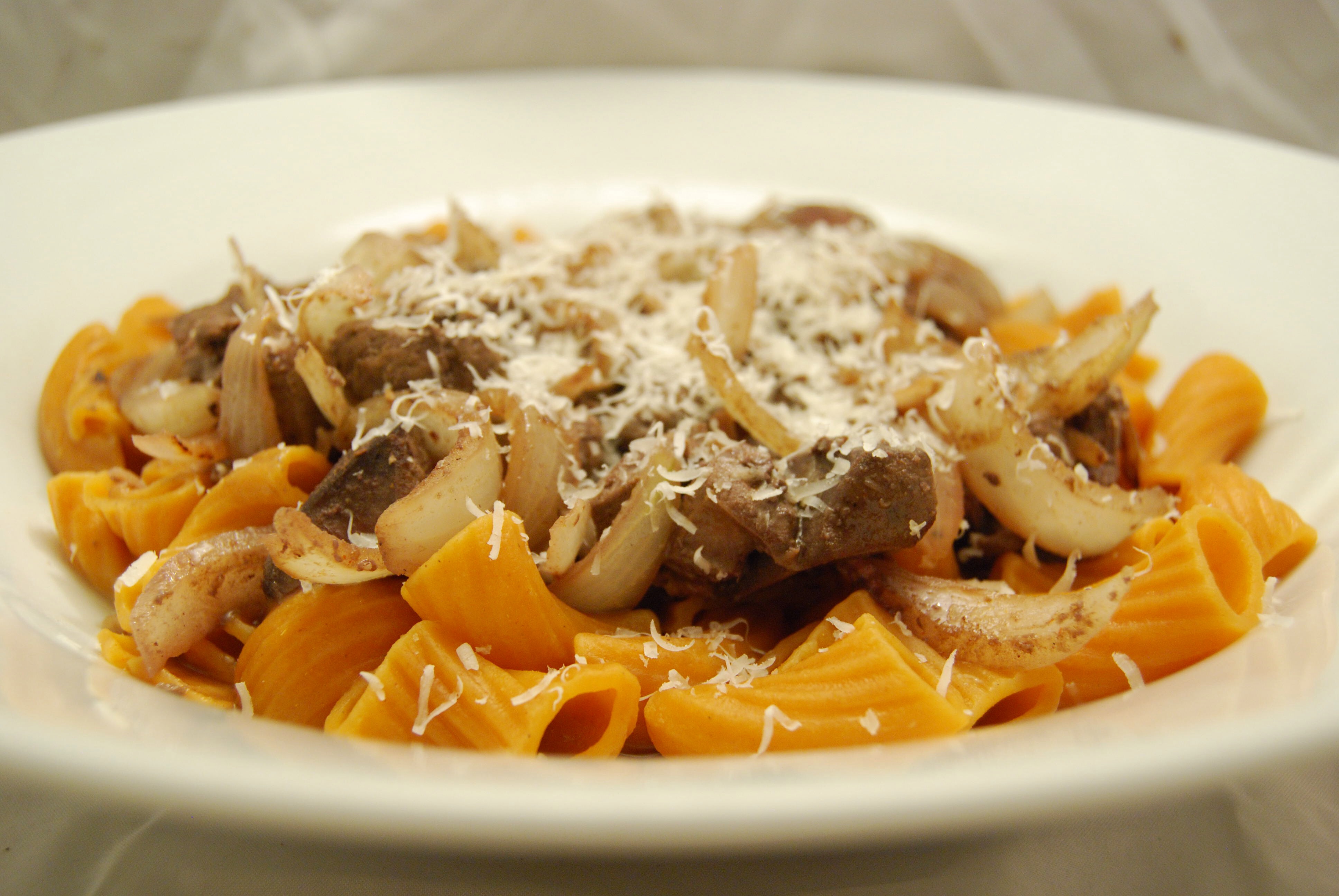 Leber-Geschnetzeltes mit Tomate-Chili-Nudeln in Rotwein-Sauce ...