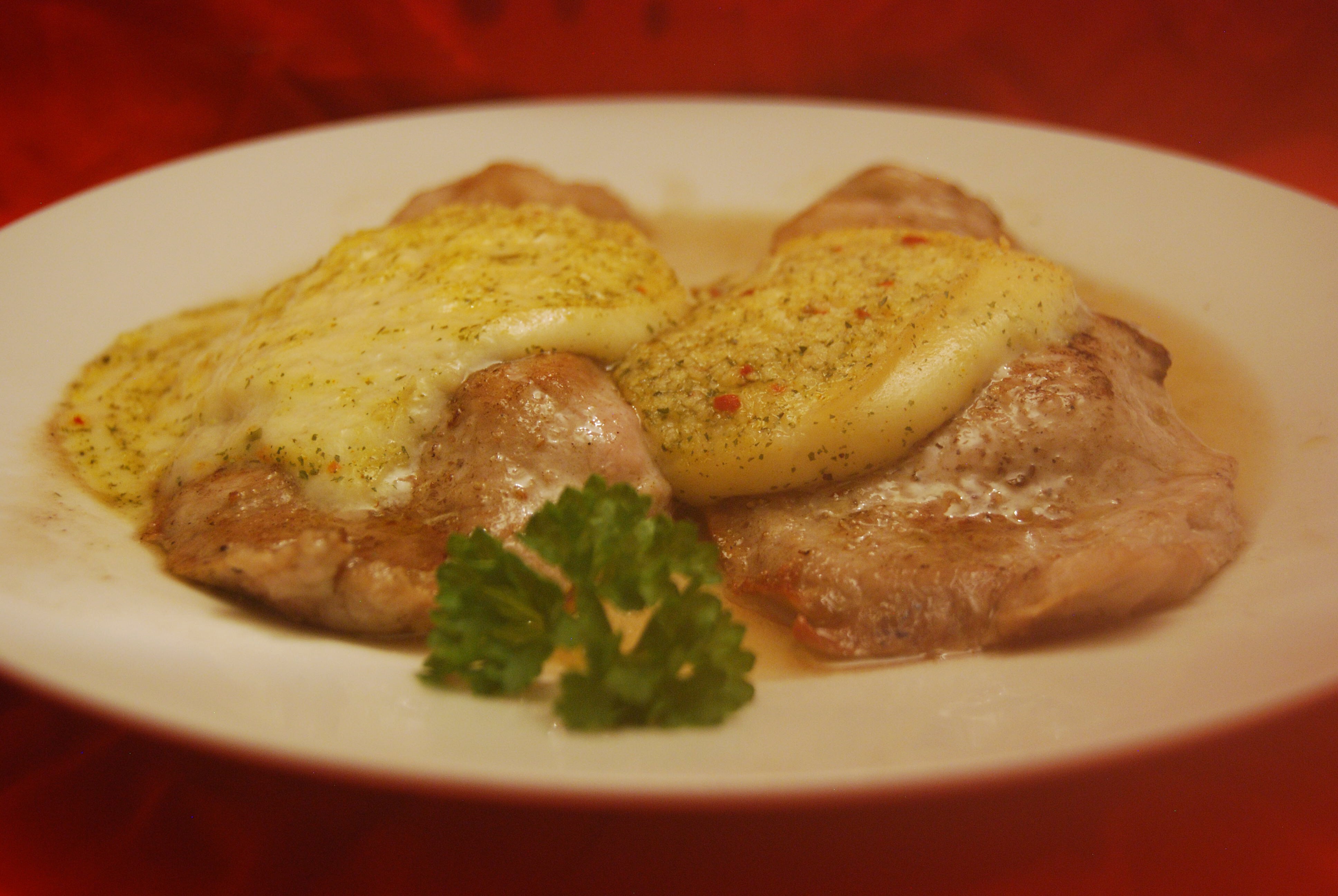 Schweineschnitzel mit Käse überbacken - Nudelheissundhos