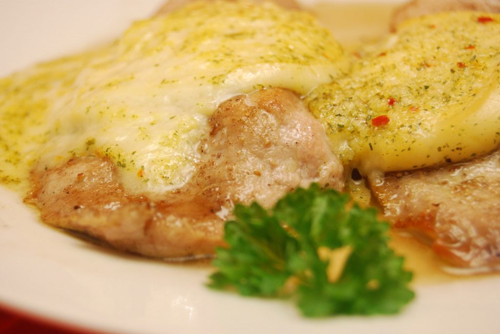 Schweineschnitzel mit Käse überbacken - Nudelheissundhos