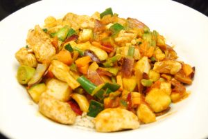 Rotes Chicken-Curry mit Gemüse und Reis