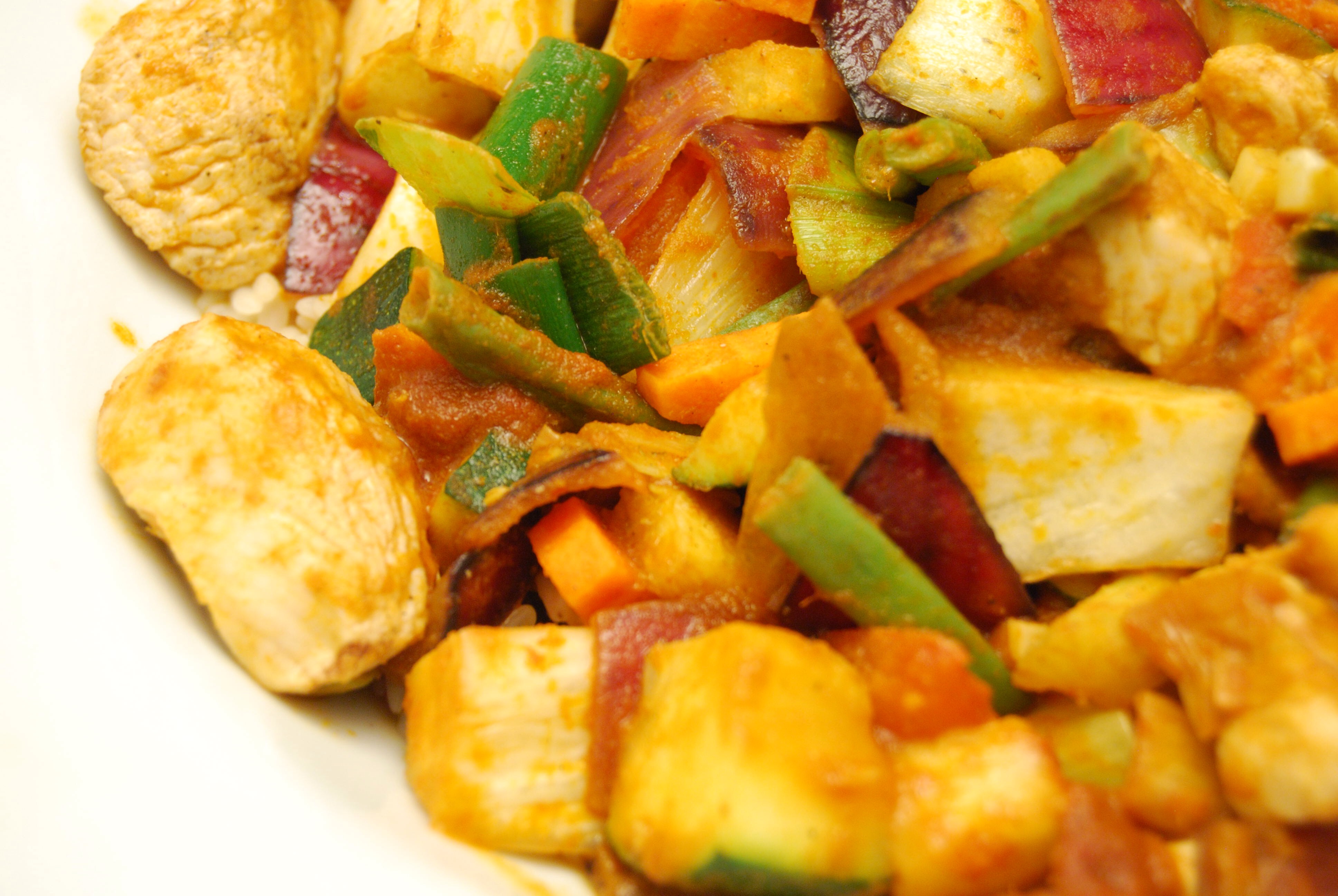 Rotes Chicken-Curry mit Gemüse und Reis - Nudelheissundhos