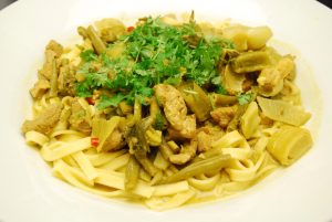 Curry-Geschnetzeltes mit Gemüse und Bandnudeln