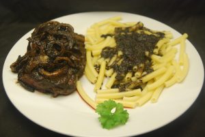 Rinderleber mit Röstzwiebeln und Pasta in Rotwein-Sauce