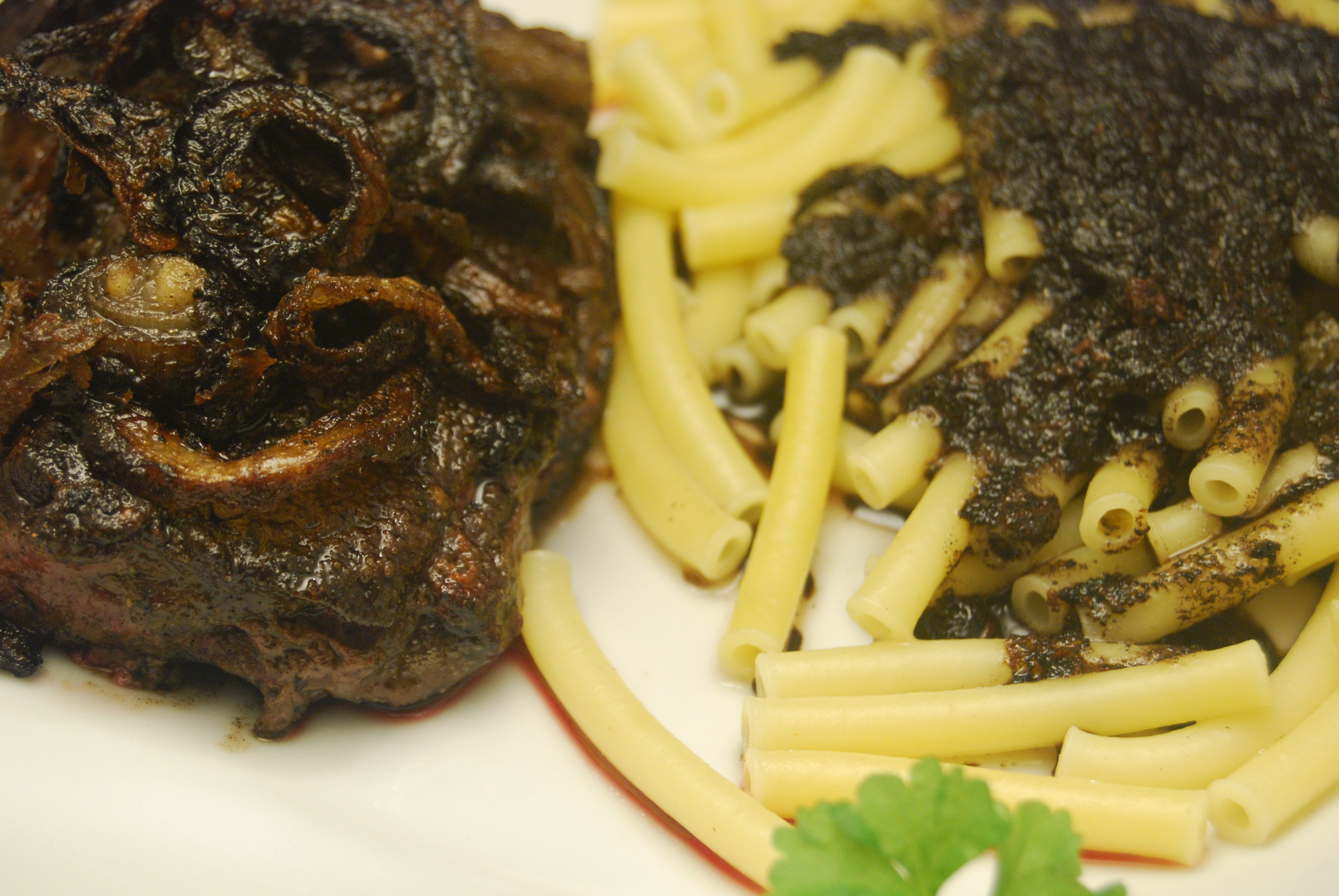 Rinderleber mit Röstzwiebeln und Pasta in Rotwein-Sauce