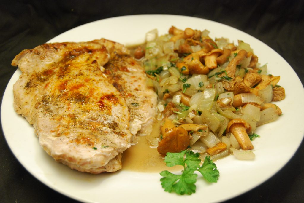 Schweineschnitzel mit Pfifferling-Zwiebel-Gemüse - Nudelheissundhos