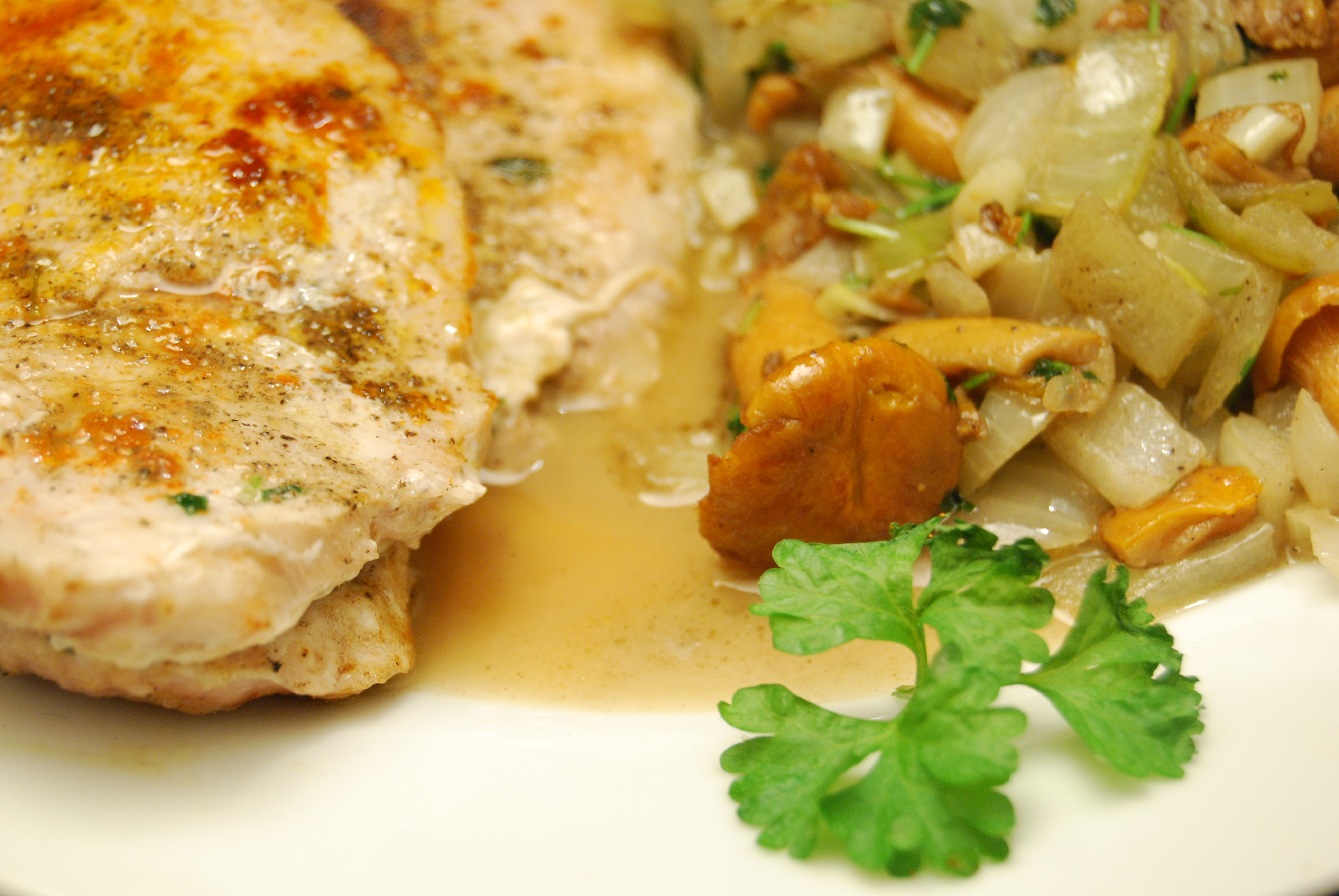 Schweineschnitzel mit Pfifferling-Zwiebel-Gemüse - Nudelheissundhos