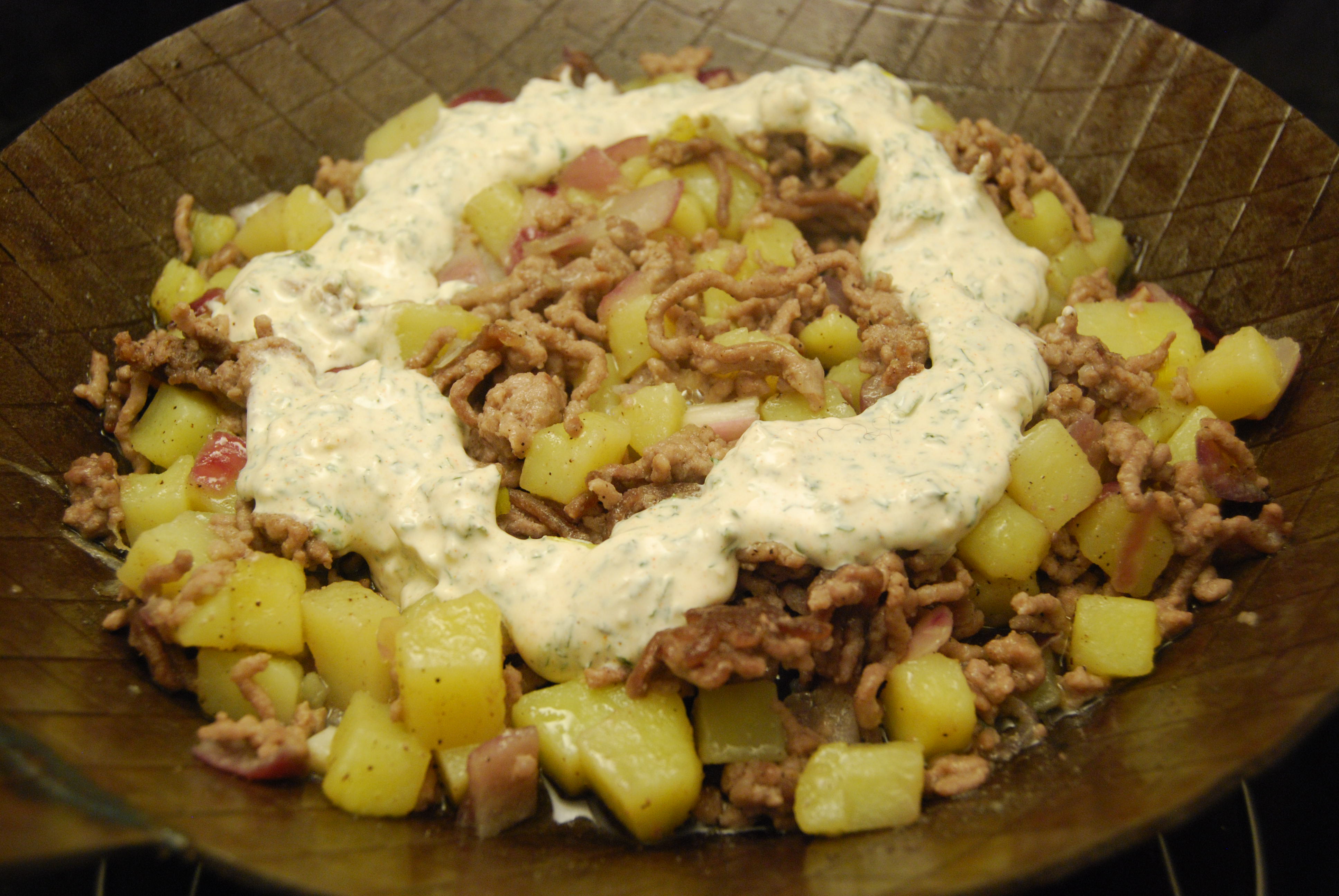 Hackfleisch-Kartoffel-Zwiebel-Pfanne - Nudelheissundhos