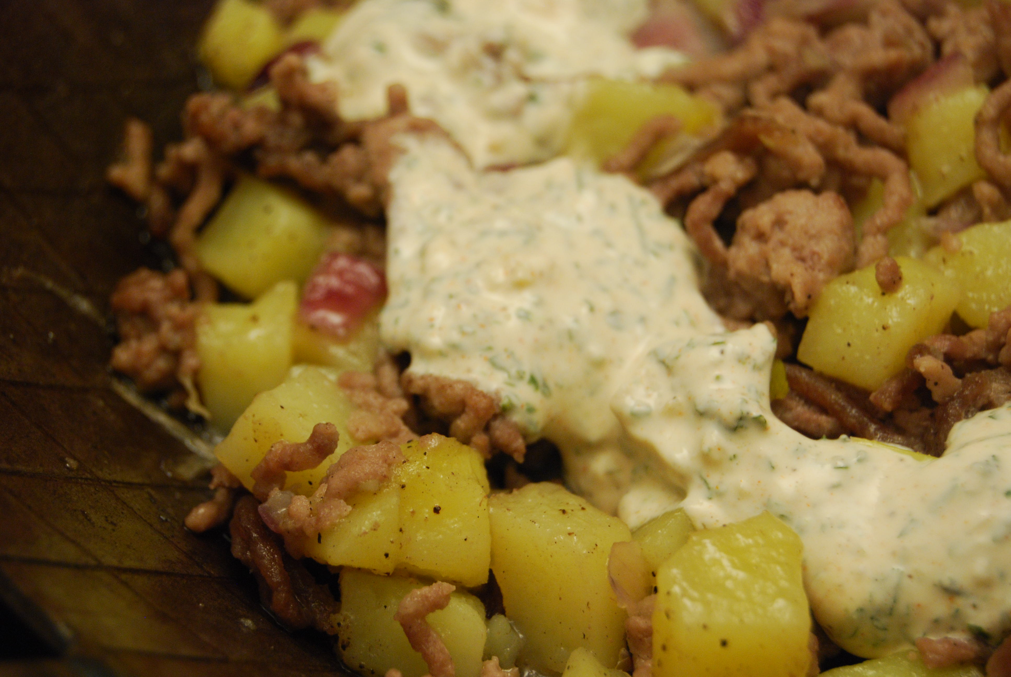 Hackfleisch-Kartoffel-Zwiebel-Pfanne - Nudelheissundhos