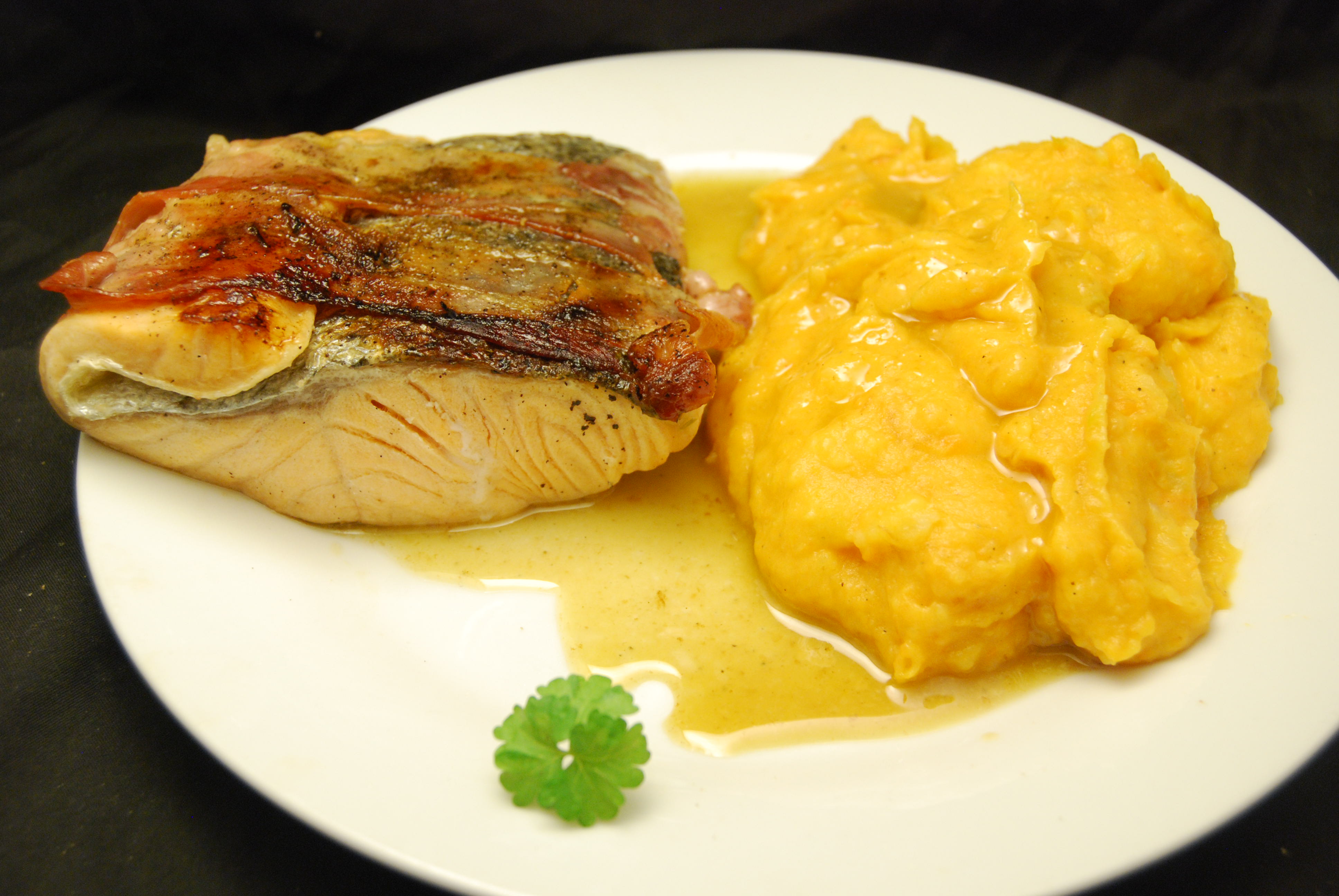 Gebratener Lachs in Speckhülle mit Kartoffel-Wurzel-Püree ...