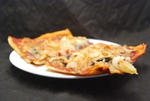 Salami-Champignon-Zwiebel-Pizza