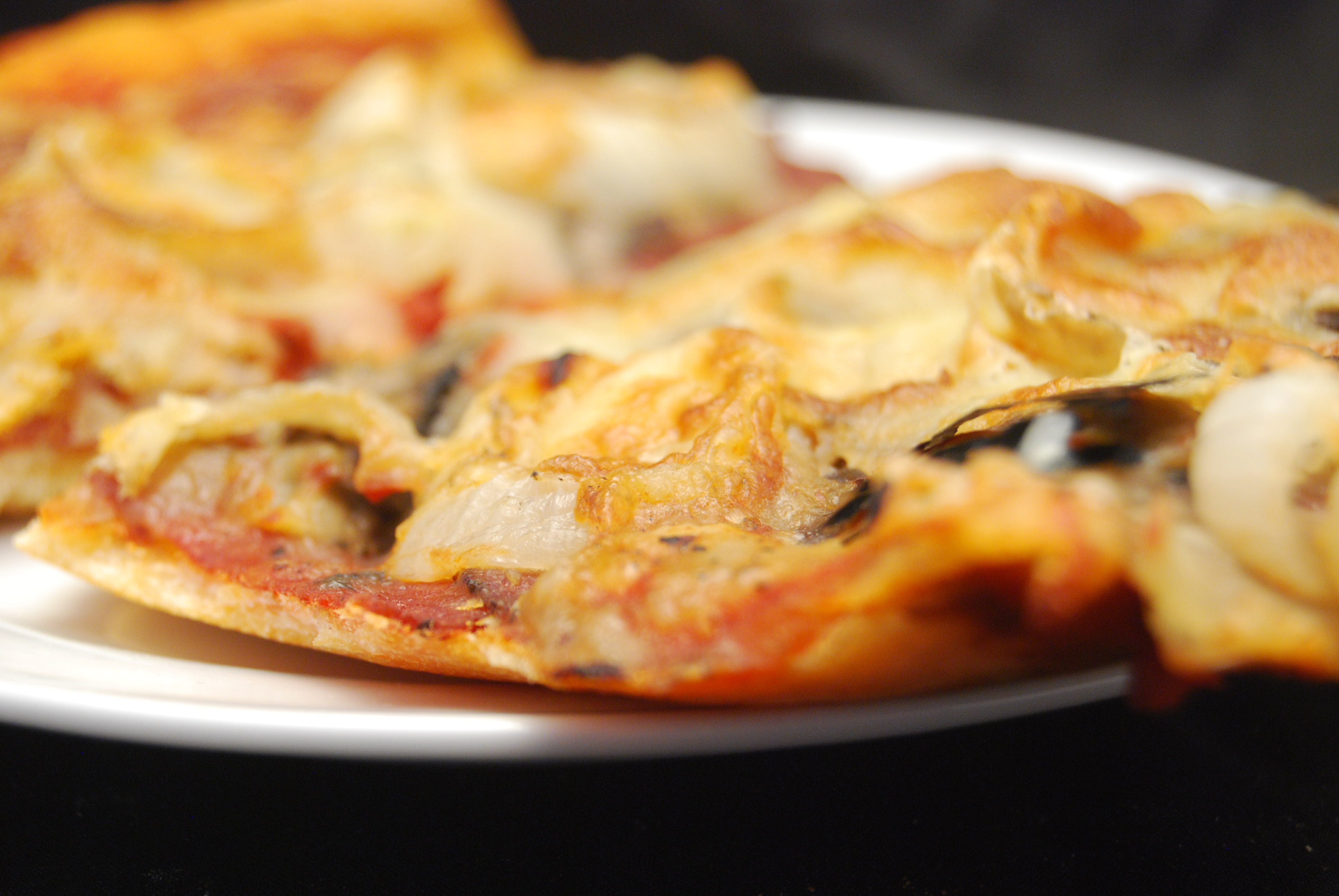 Salami-Champignon-Zwiebel-Pizza