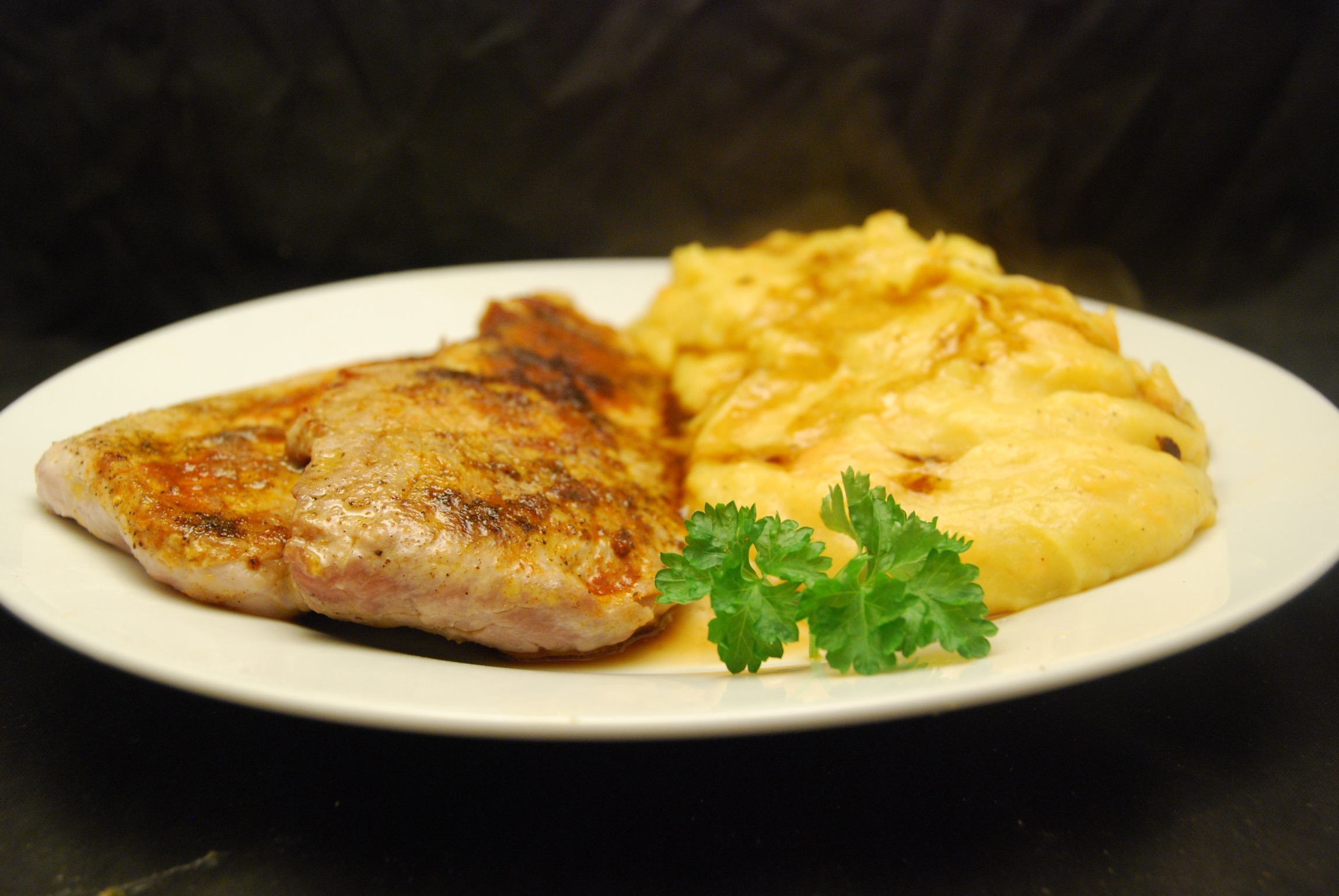 Schweineschnitzel mit Kartoffel-Wurzel-Püree - Nudelheissundhos