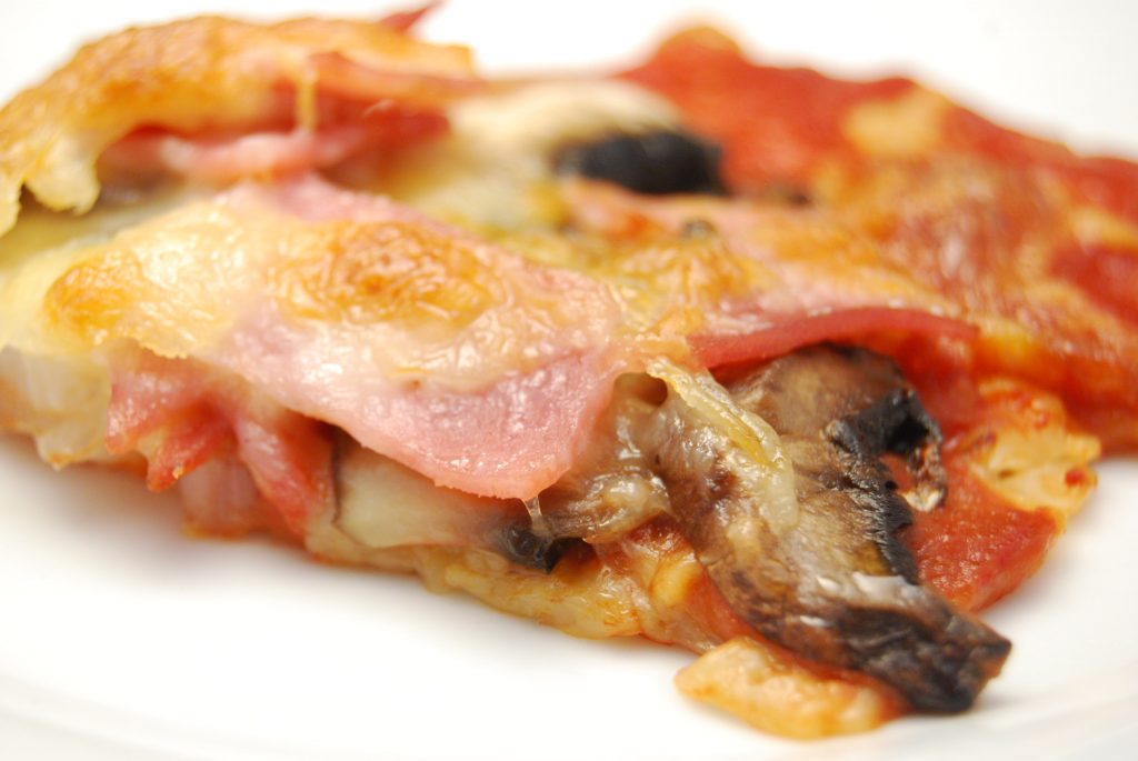 Schinken-Champignon-Zwiebel-Pizza - Nudelheissundhos