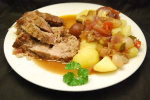 Schweinebraten mit Gemüse und Salzkartoffeln in Rotwein-Sauce