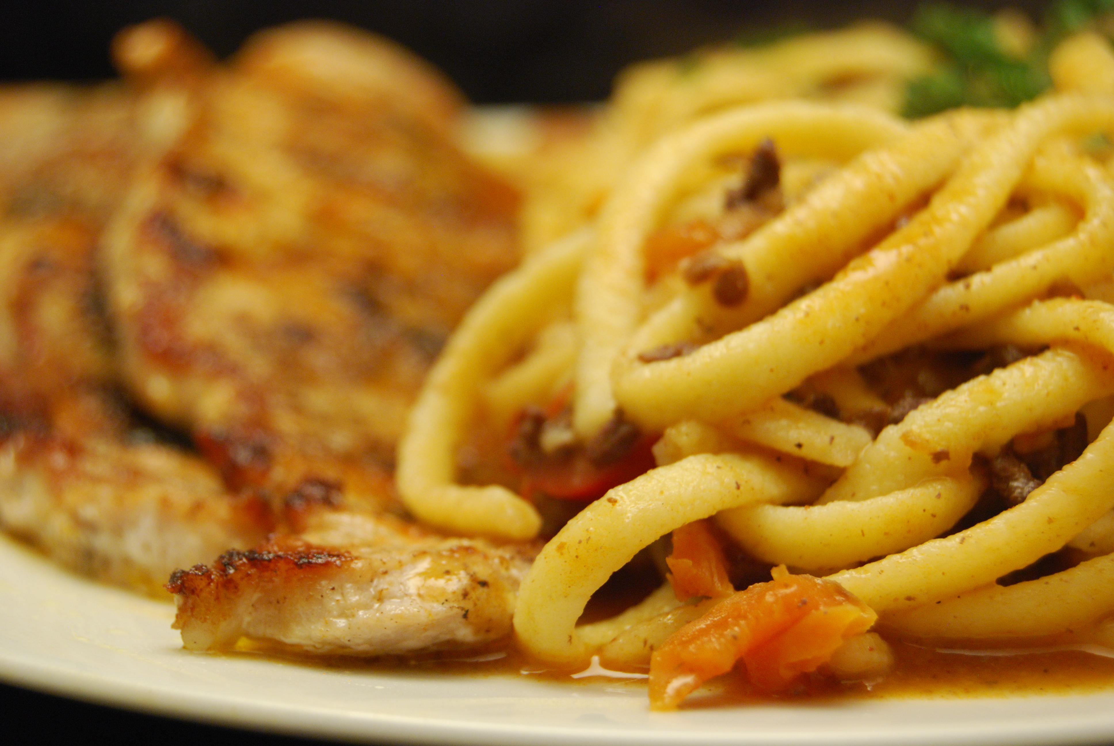 Schweineschnitzel mit Spätzle in Gemüse-Sauce