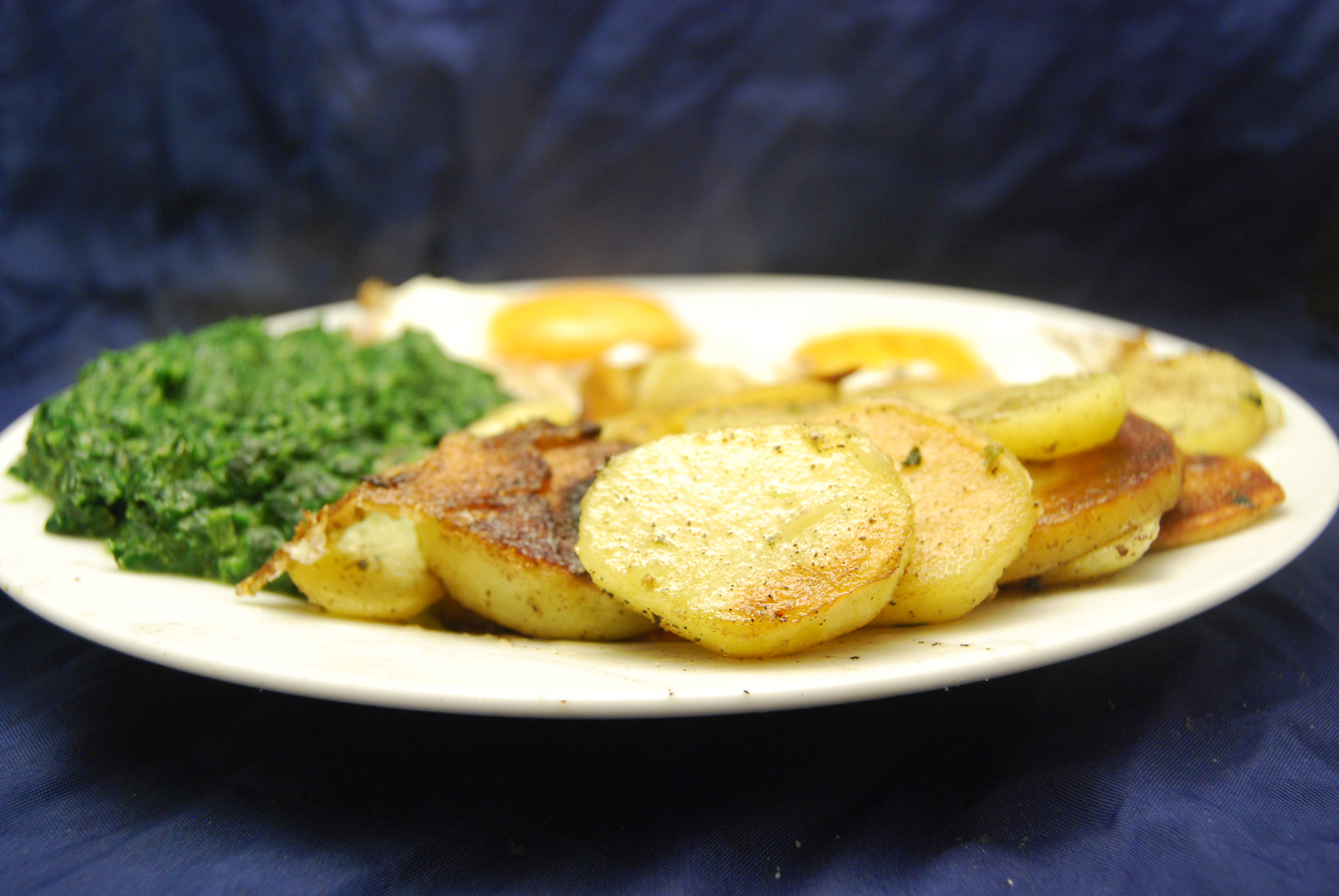 Spiegeleier mit Bratkartoffeln und Spinat - Nudelheissundhos