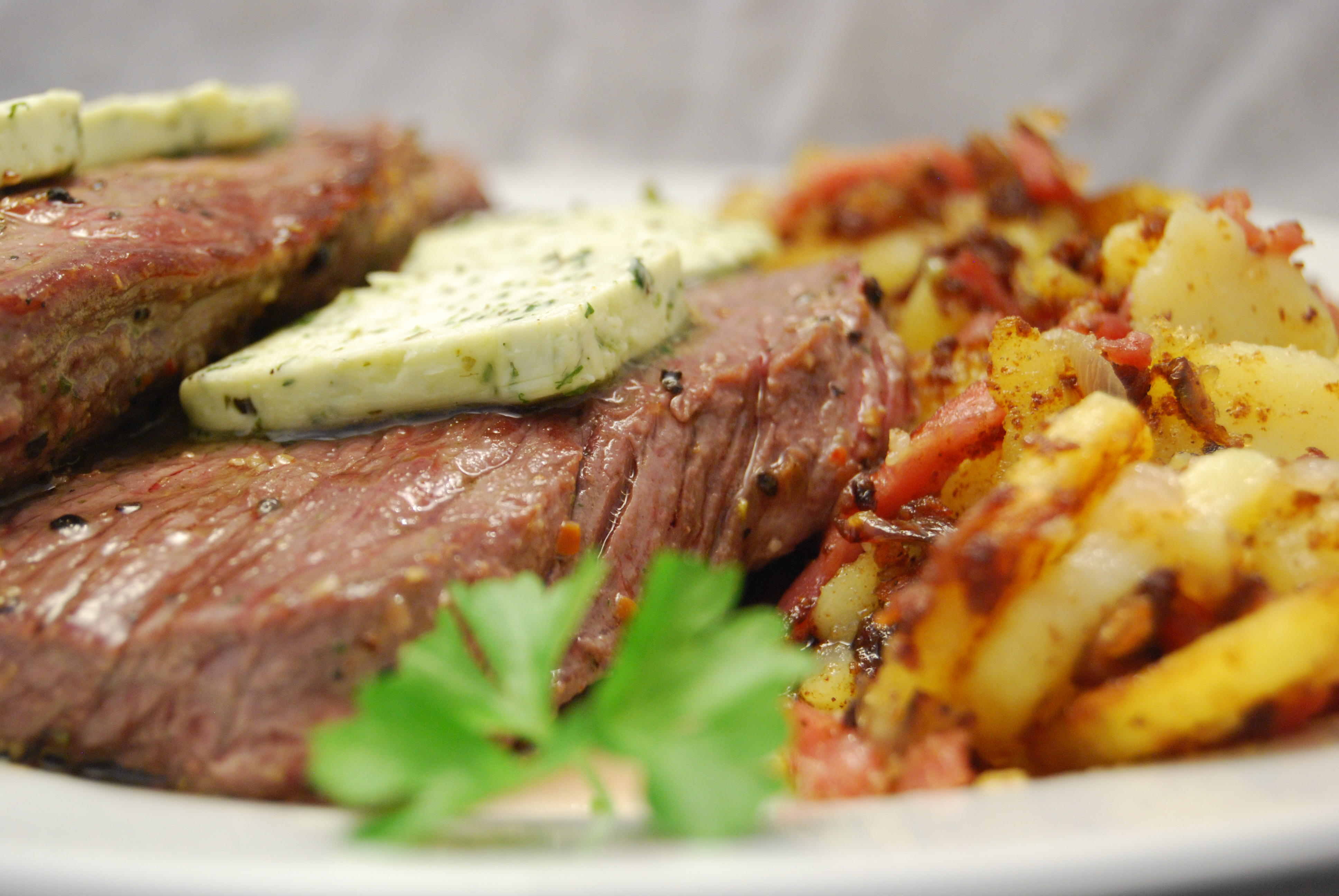 Rindersteaks medium-rare mit Bratkartoffeln norddeutsche Art