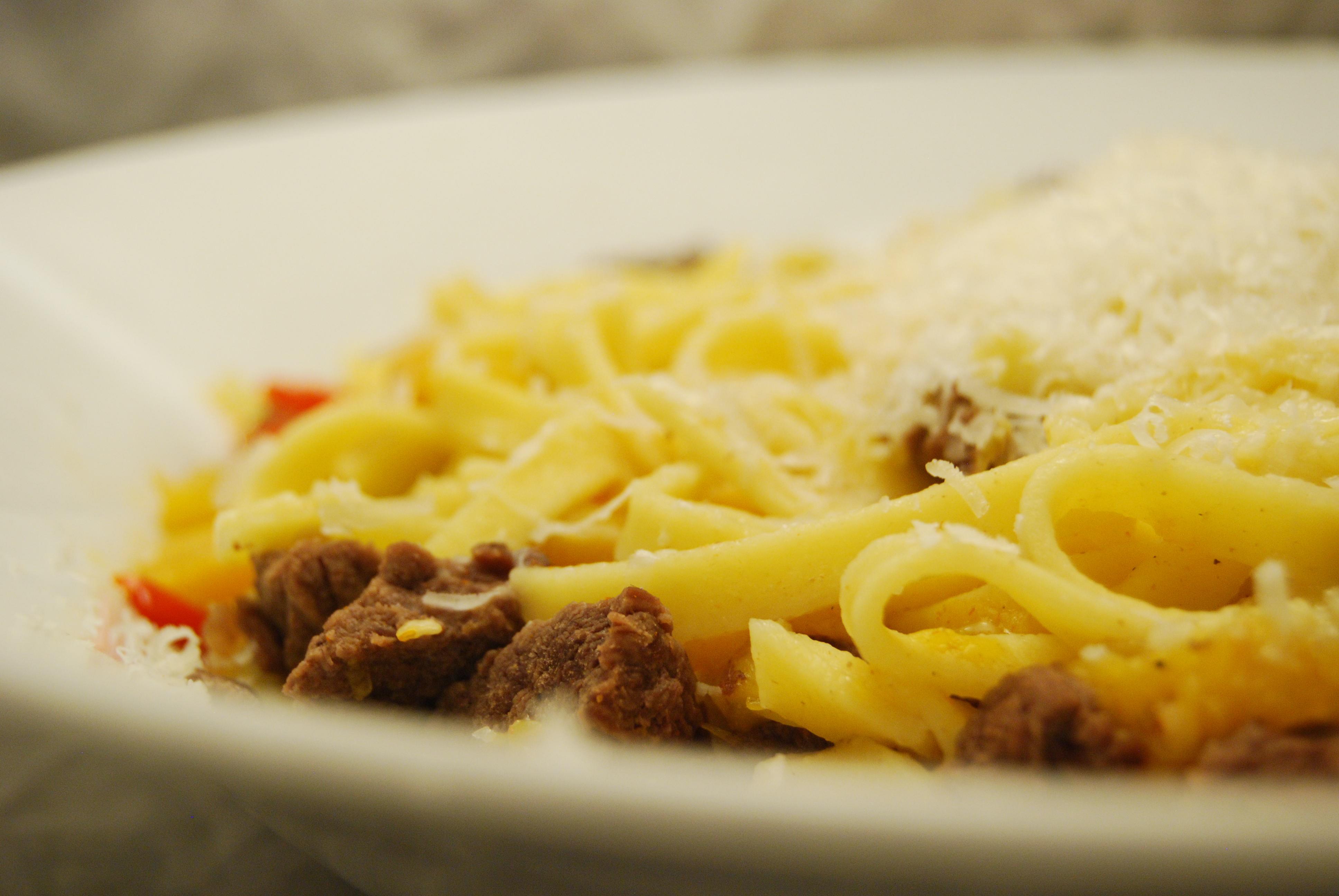 Rindergulasch in Chili-Pfirsich-Whiskey-Sauce mit Bandnudeln