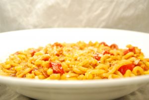 Gobbetti mit Paprika und Mais in Portwein-Tomaten-Sauce