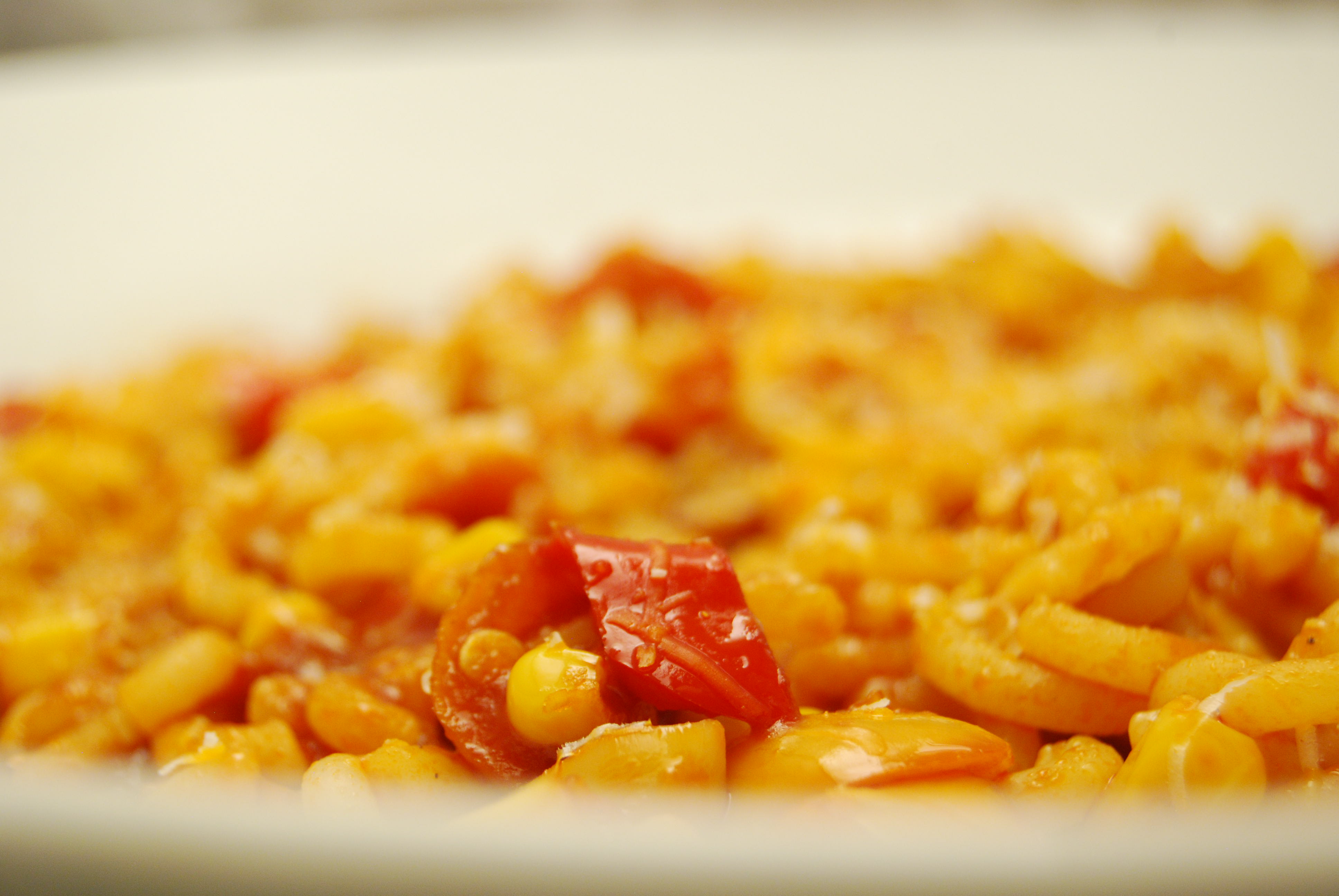 Gobbetti mit Paprika und Mais in Portwein-Tomaten-Sauce