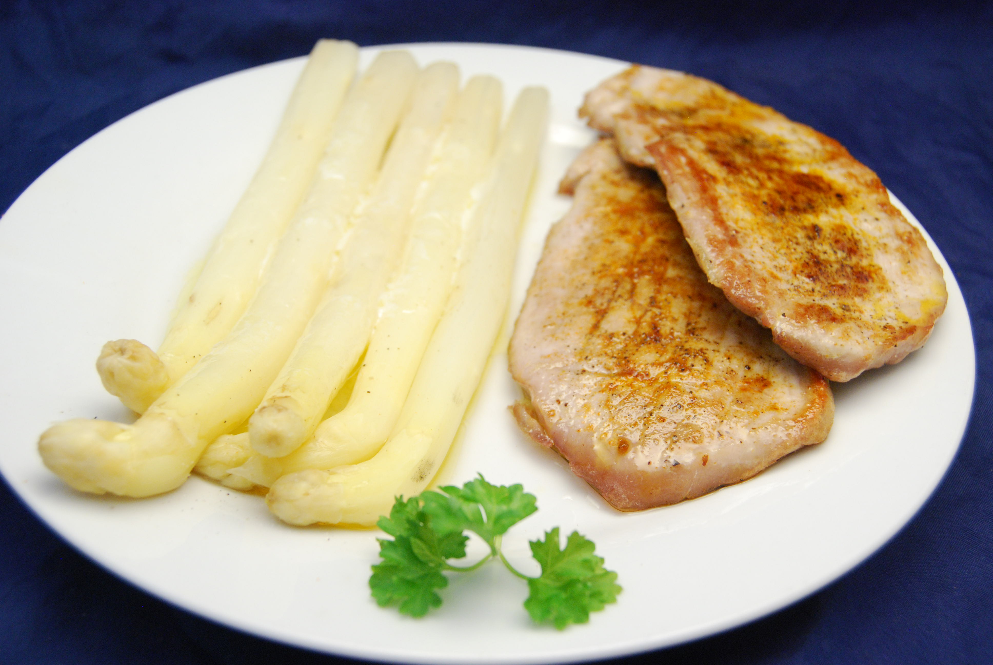 Schnitzel mit Spargel - Nudelheissundhos