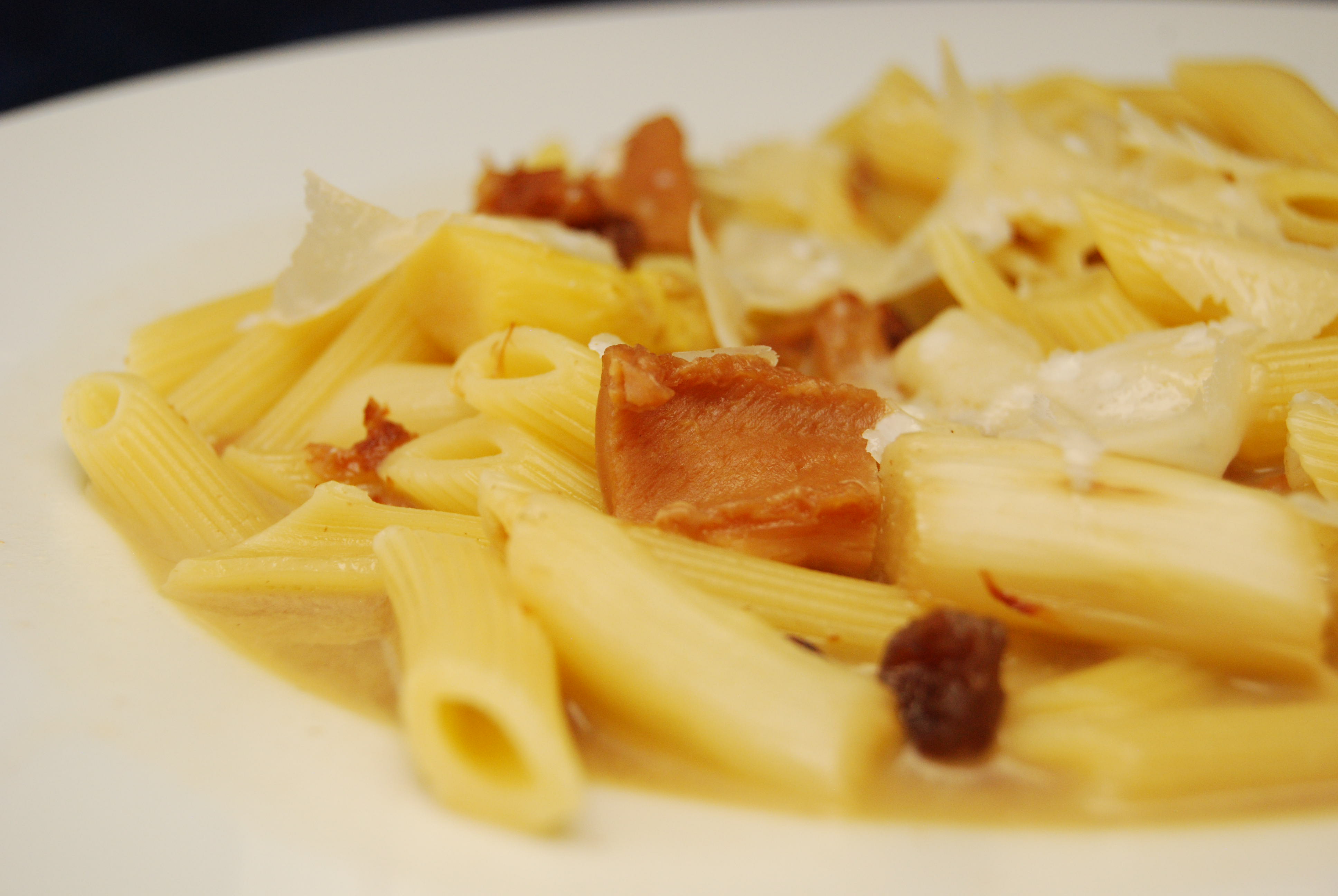 Pansen-Spargel-Gulasch mit Rosinen und Penne Rigate