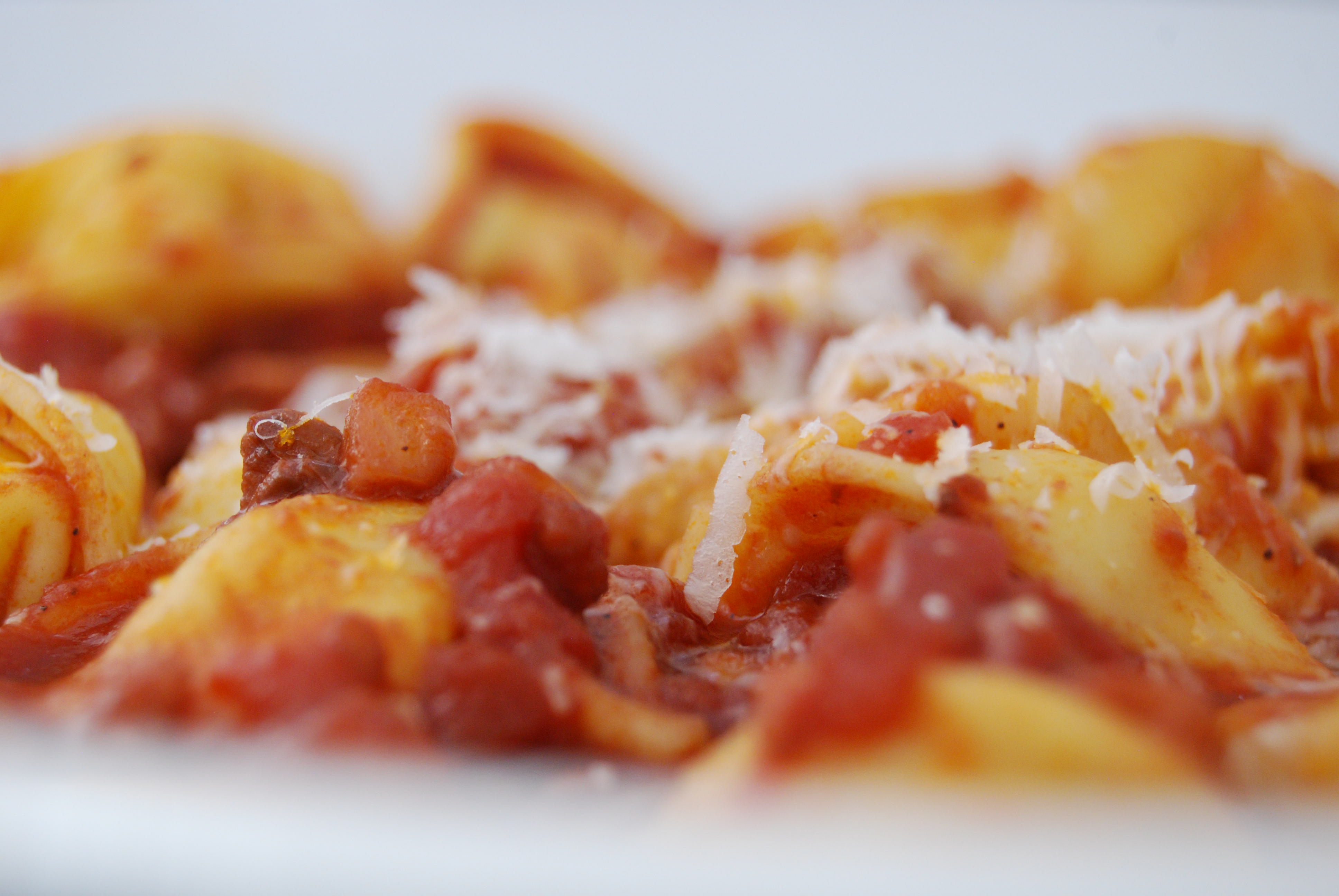 Tortellini in Knoblauch-Rotwein-Tomaten-Sauce