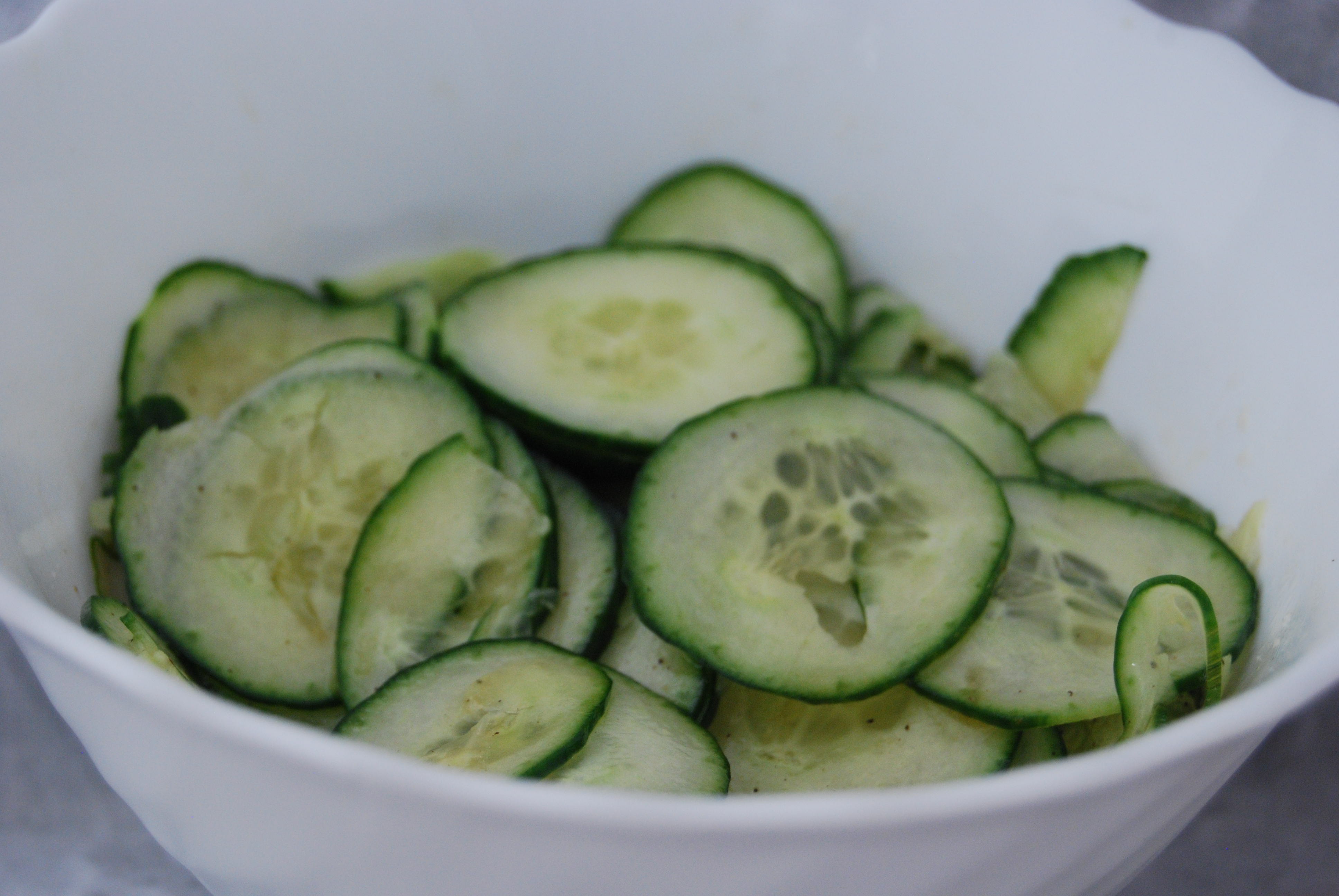 Bratwürste mit Gurken-Salat