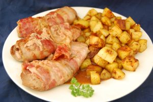 Flambierte Schweinenieren im Speckmantel mit Kartoffel-Macédoine