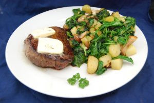 Pferde-Rumpsteak mit Knoblauch-Butter und Blattspinat-Champignons-Kartoffel-Gemüse