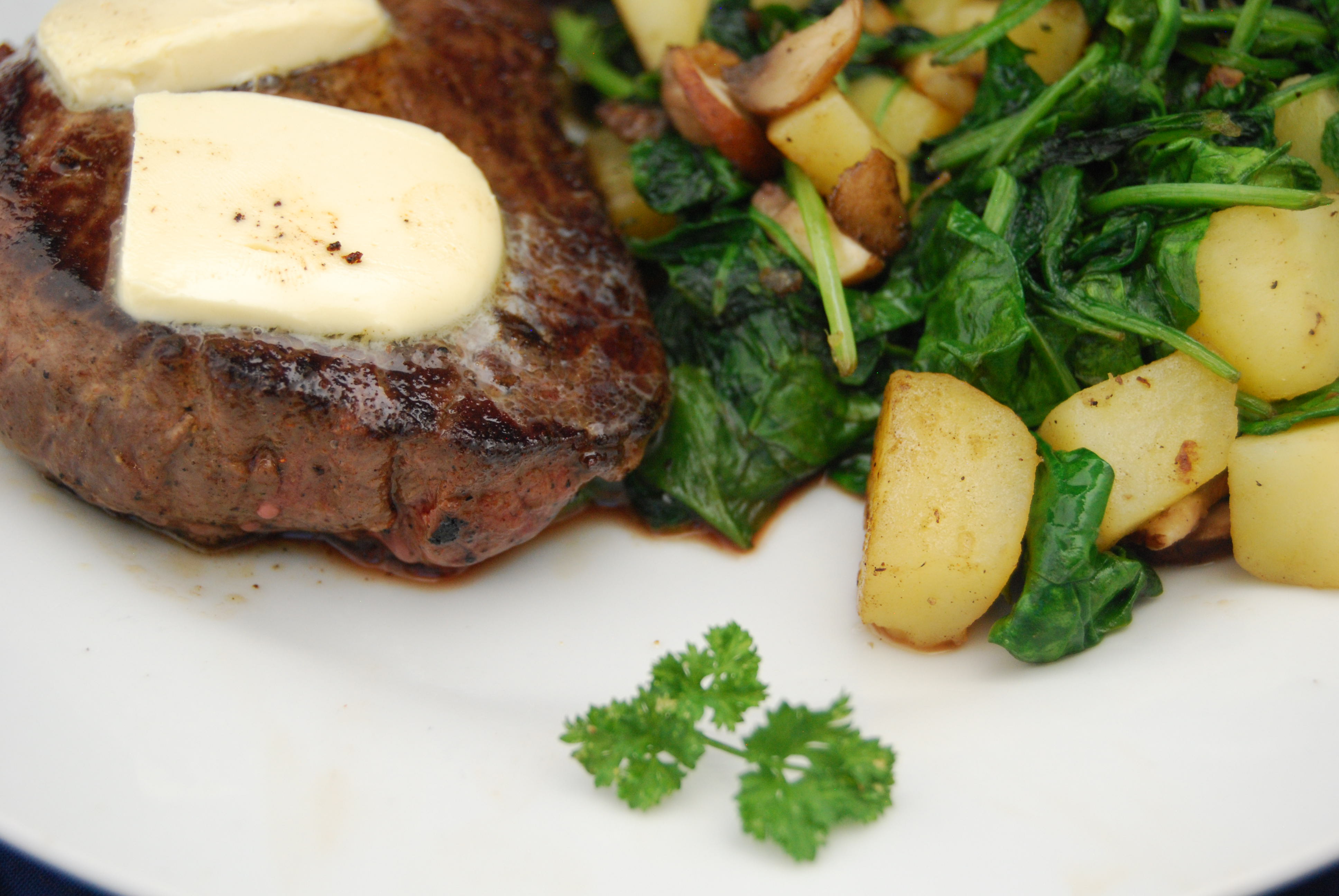 Pferde-Rumpsteak mit Knoblauch-Butter und Spinat-Champignons-Kartoffel-Gemüse