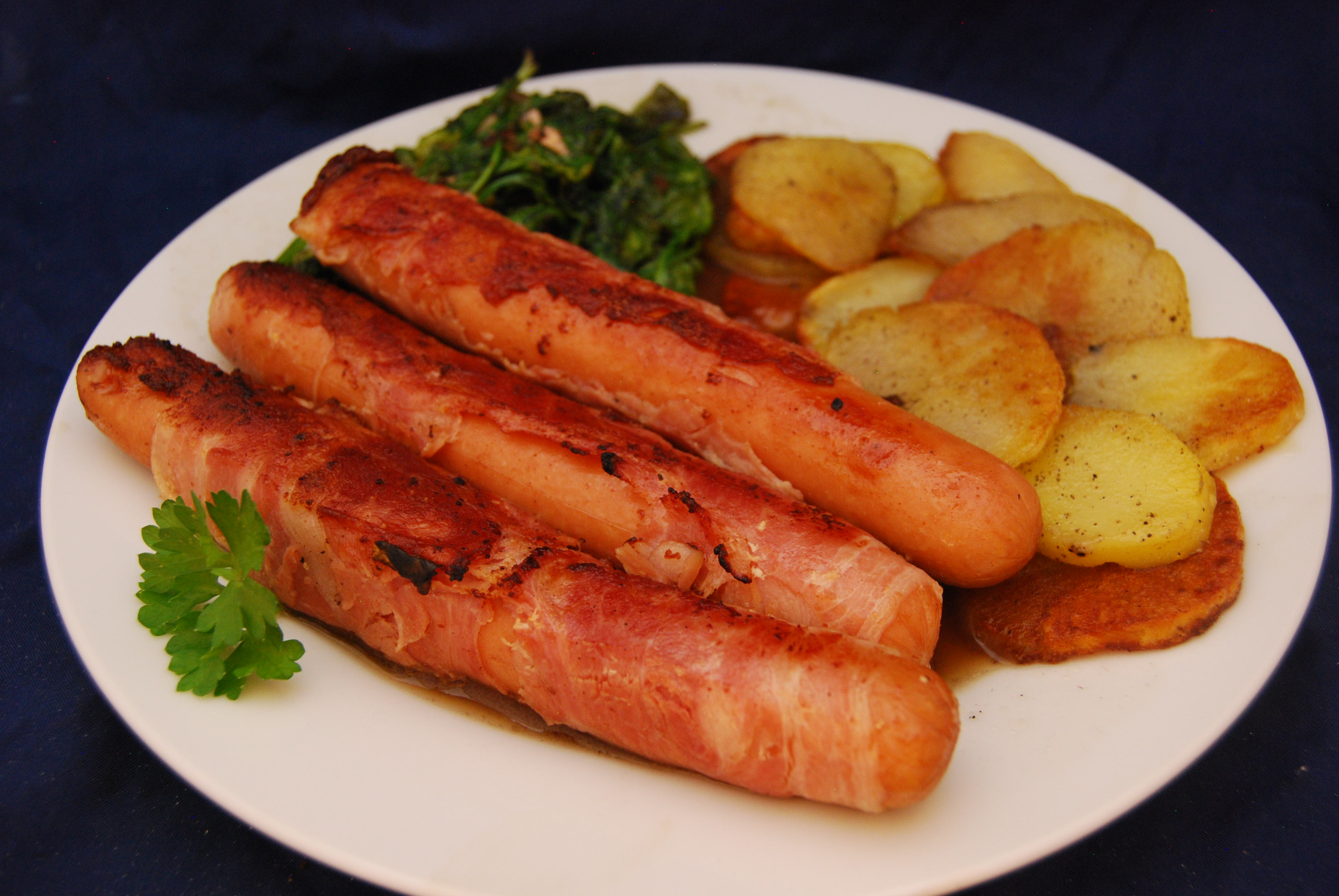 Berner Würstchen mit Bratkartoffeln und Blattspinat - Nudelheissundhos