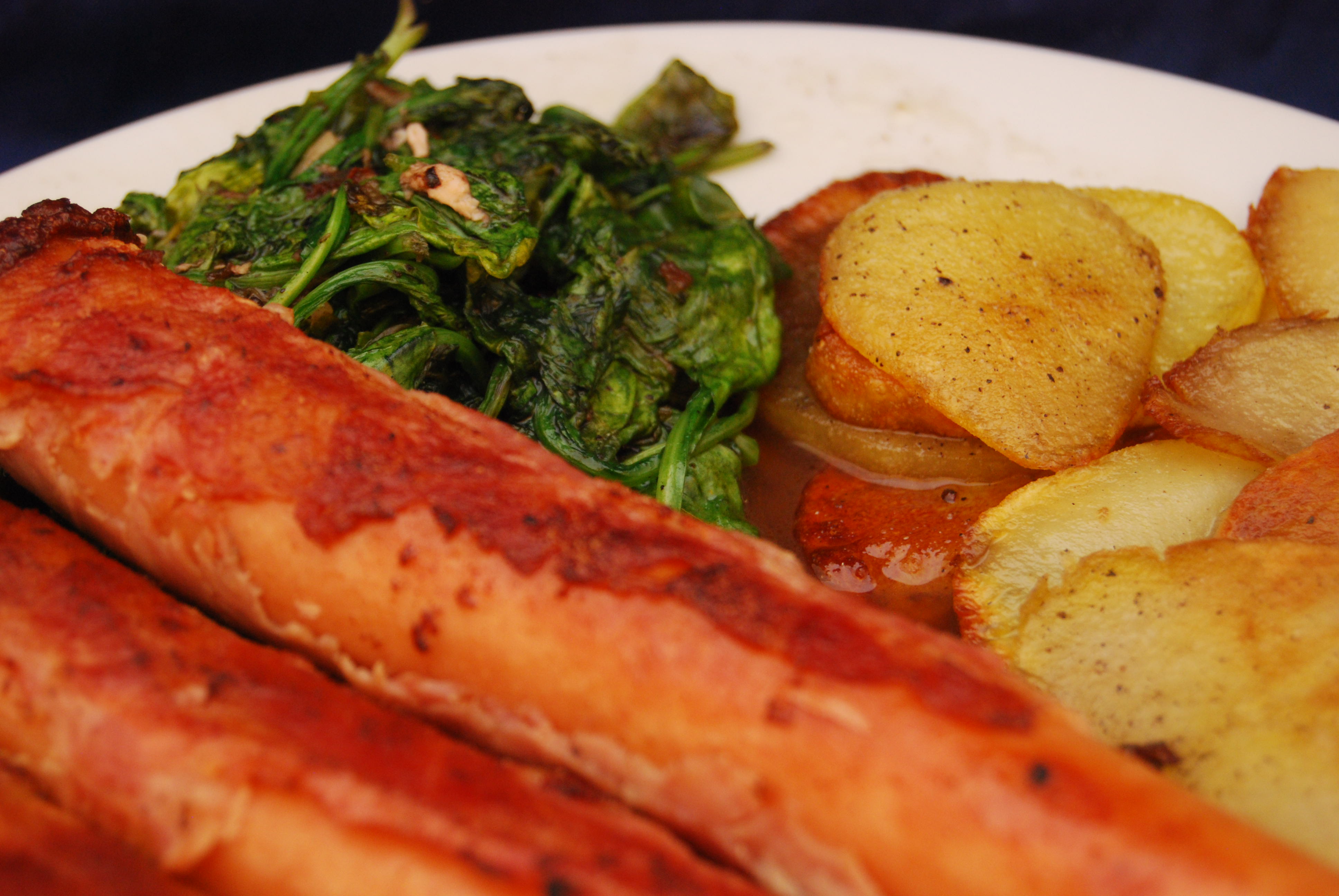 Berner Würstchen mit Bratkartoffeln und Blattspinat