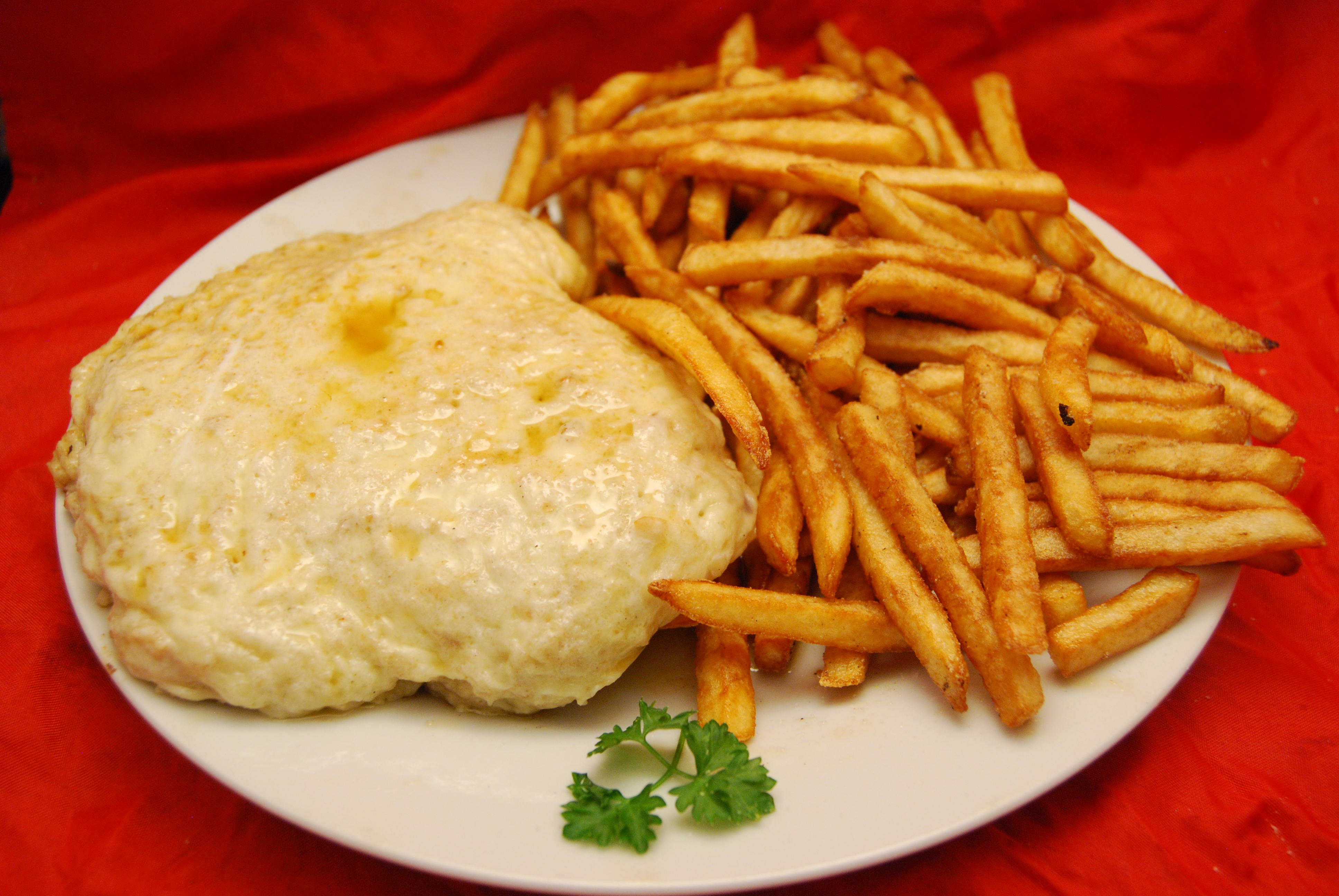 Rinder-Hüftsteak mit Eier-Käse-Kruste und Pommes frites - Nudelheissundhos