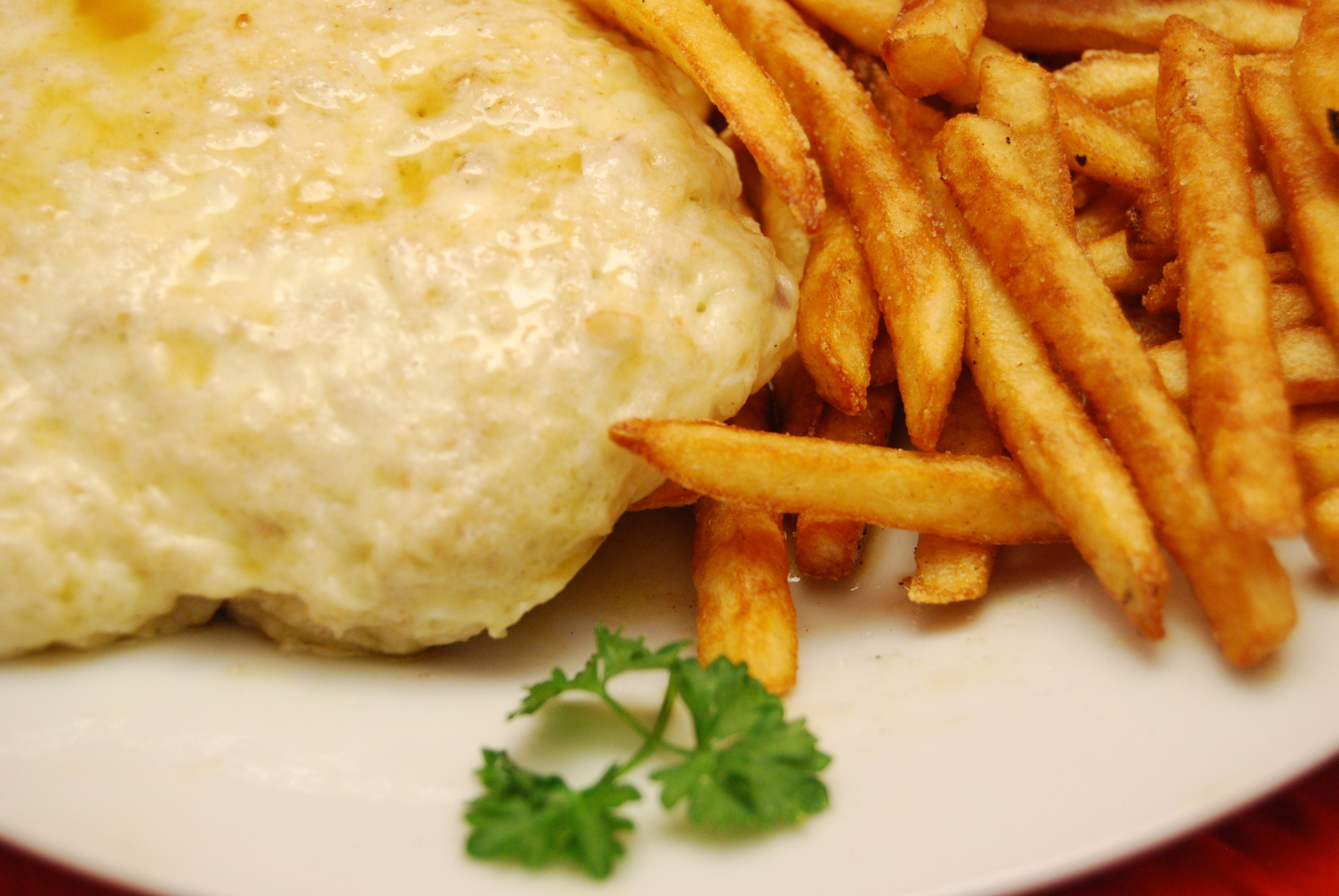 Rinder-Hüftsteak mit Eier-Käse-Kruste und Pommes frites