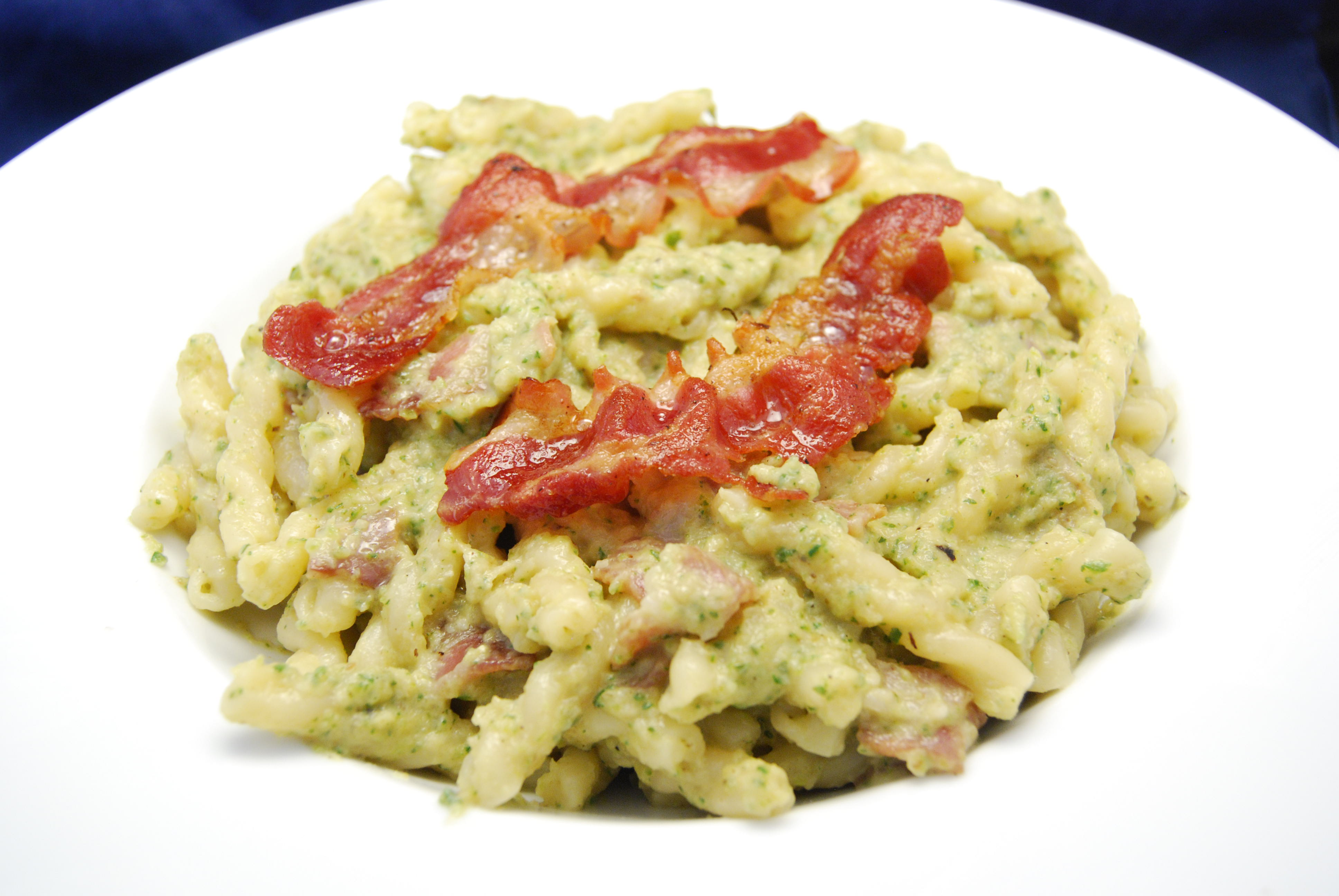 Gemelli mit Zucchini-Speck-Pesto