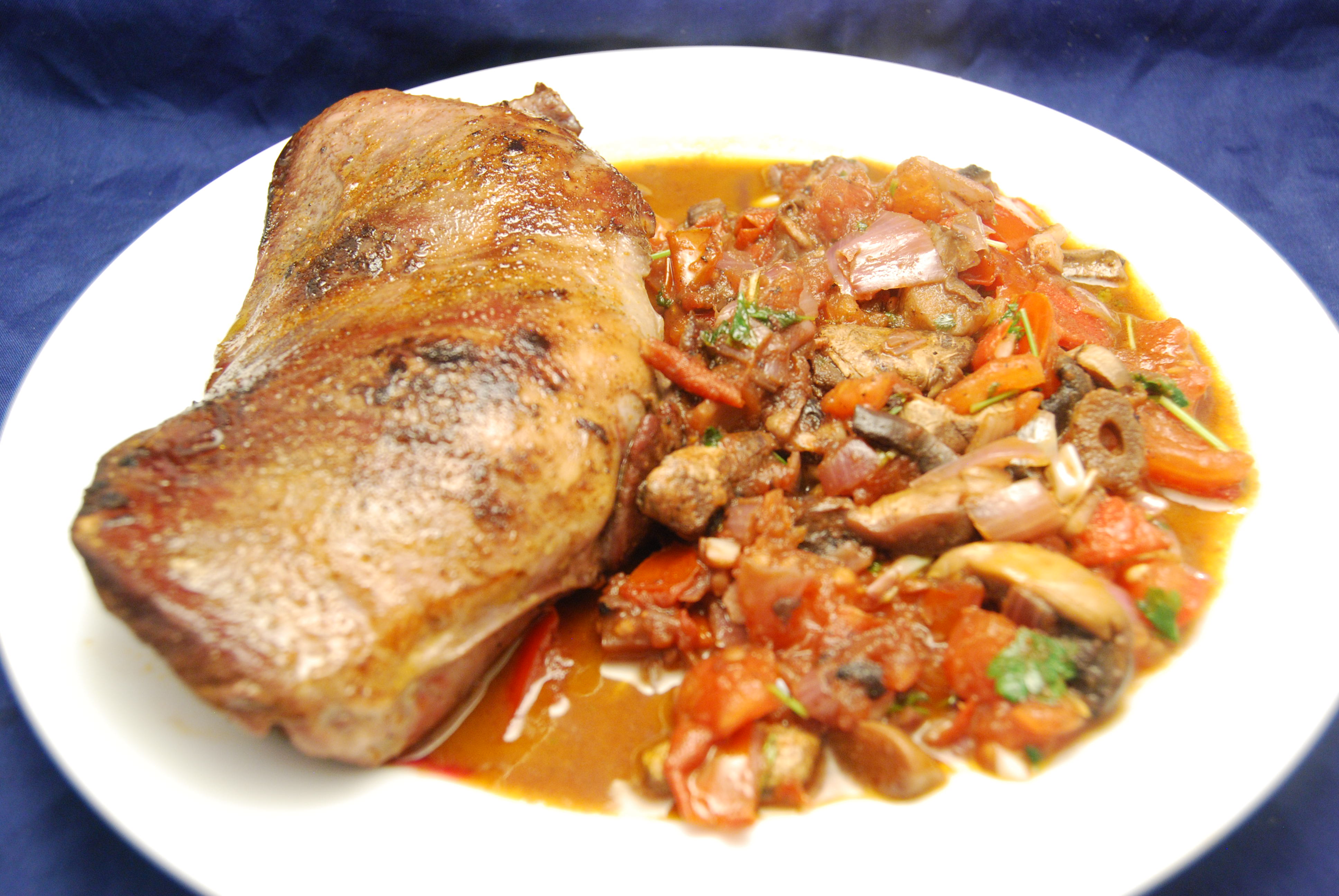 Schweineherz-Steak mit Tomaten-Champignon-Gemüse