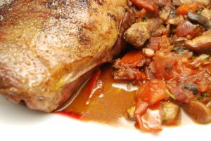 Schweineherz-Steak mit Tomaten-Champignon-Gemüse